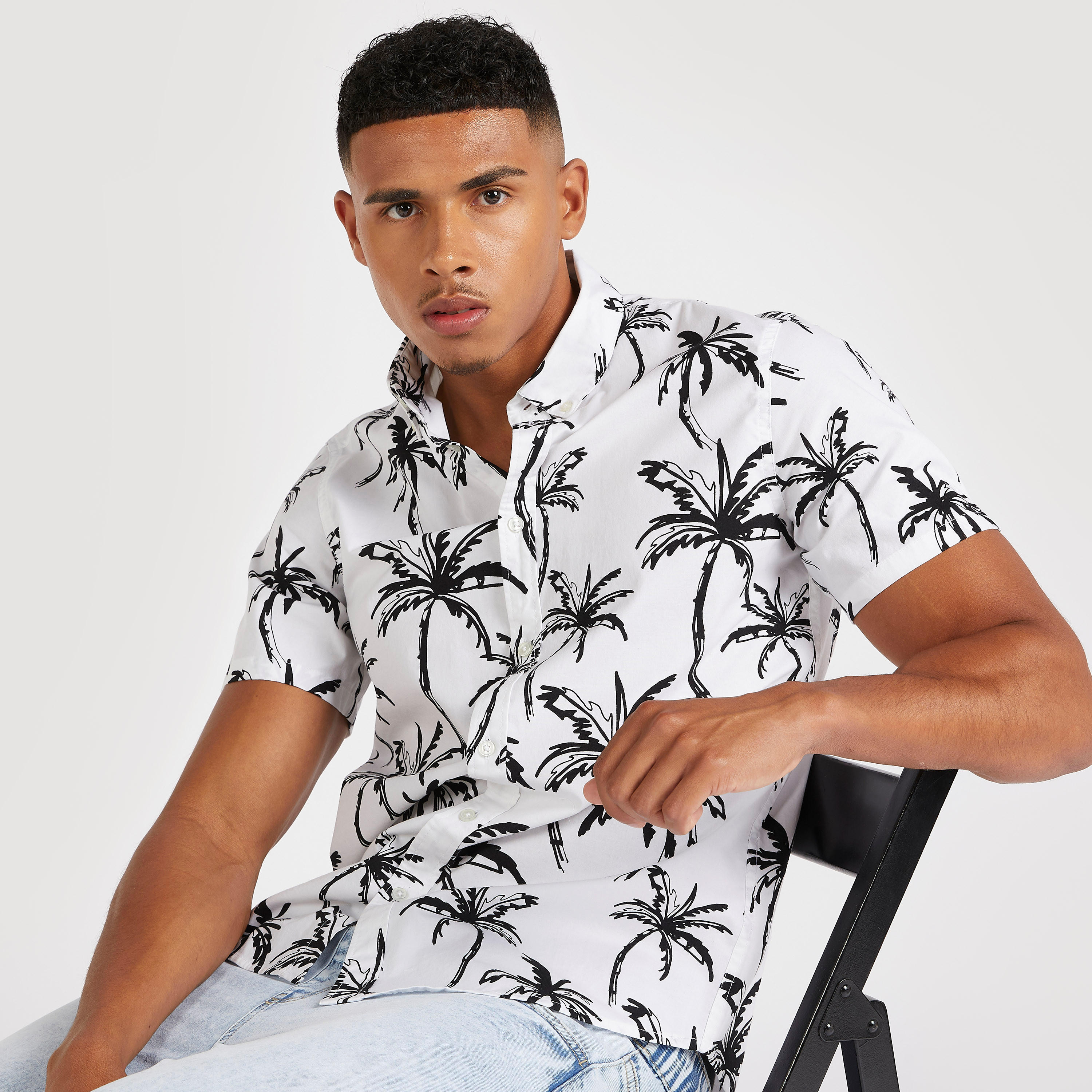 قميص بطبعات استوائيّة وياقة واسعة وأكمام قصيرة-men-clothing-shirts-image-5