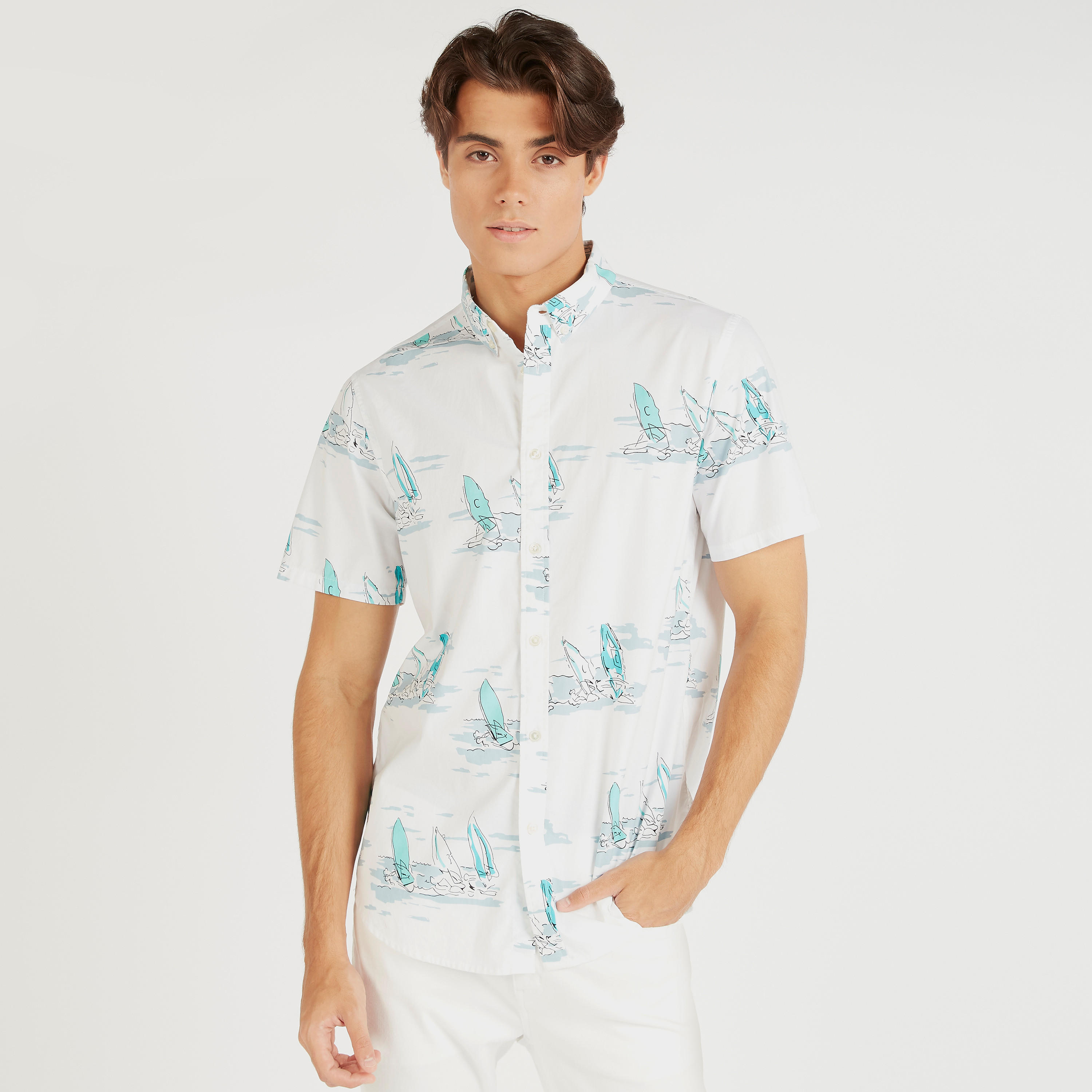 قميص بطبعات وزر إغلاق سفلي وأكمام قصيرة-men-clothing-shirts-image-4