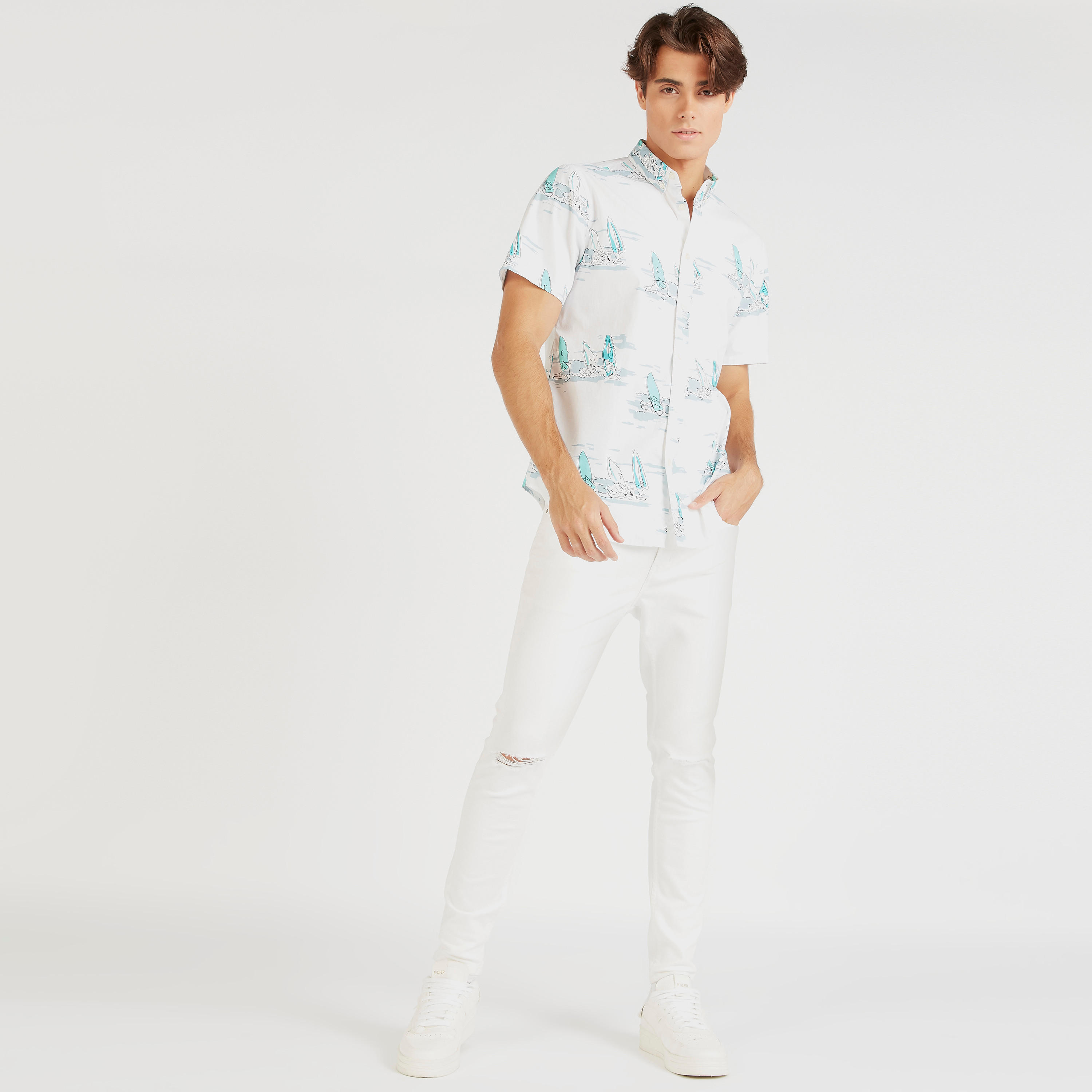 قميص بطبعات وزر إغلاق سفلي وأكمام قصيرة-men-clothing-shirts-image-3