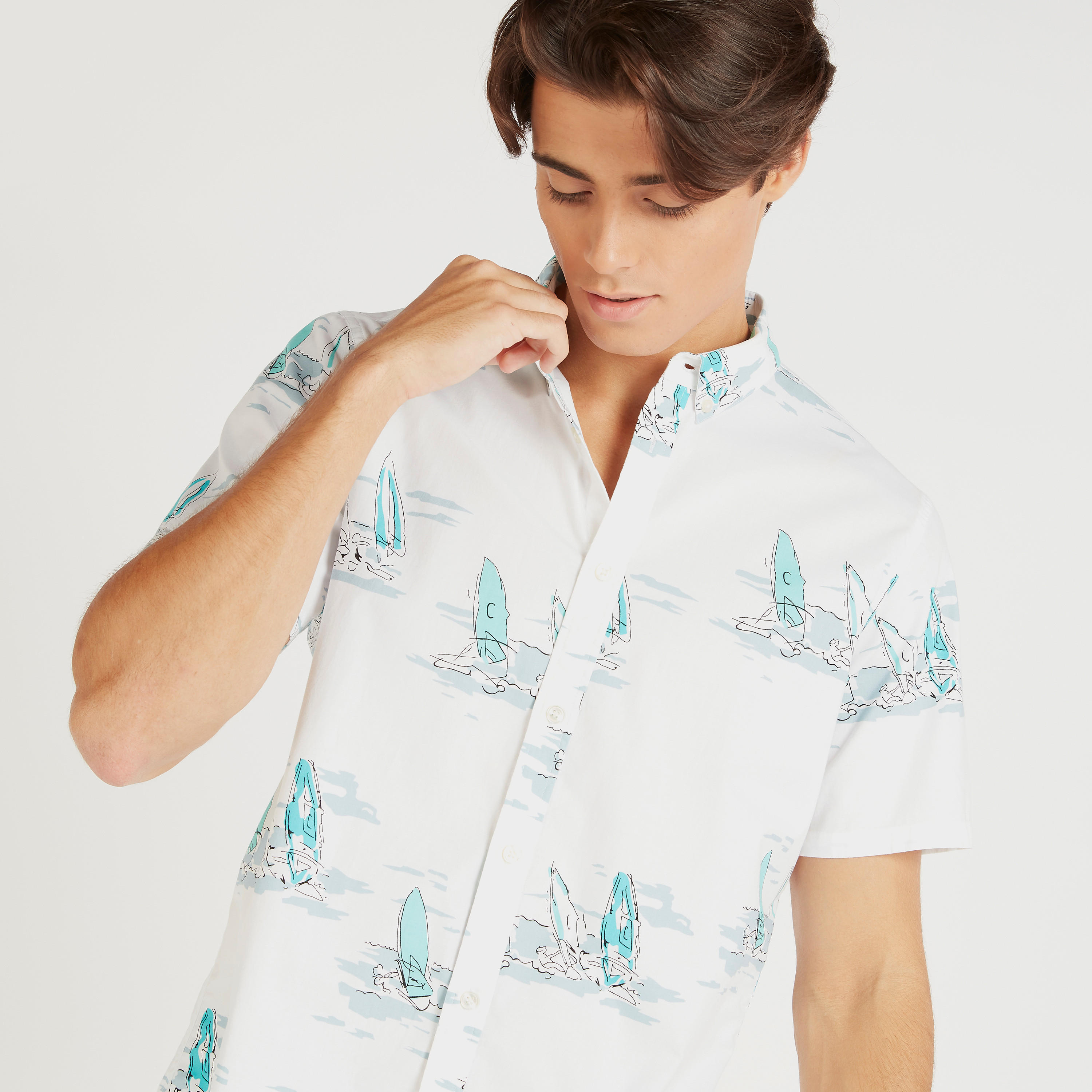 قميص بطبعات وزر إغلاق سفلي وأكمام قصيرة-men-clothing-shirts-image-2