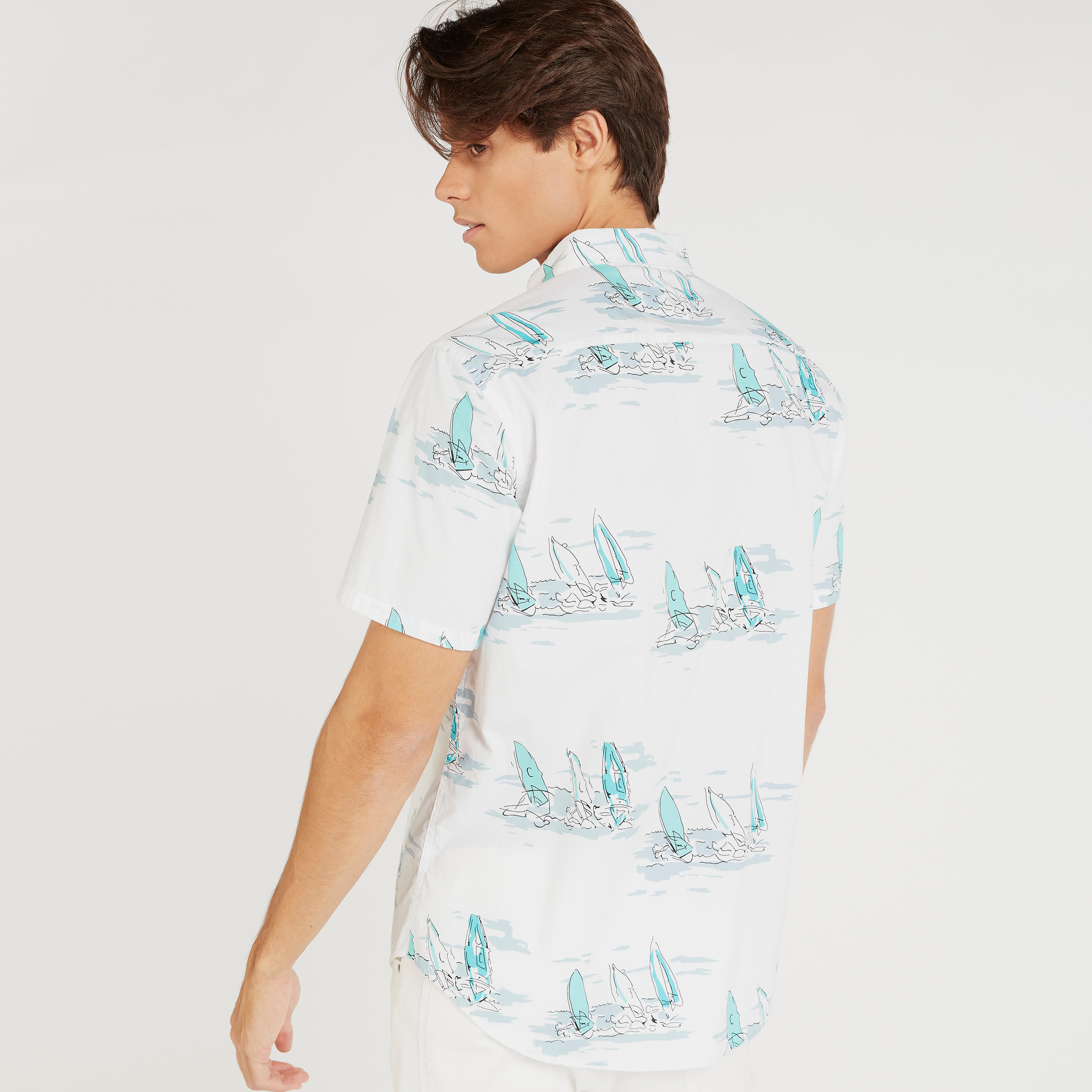 قميص بطبعات وزر إغلاق سفلي وأكمام قصيرة-men-clothing-shirts-image-1