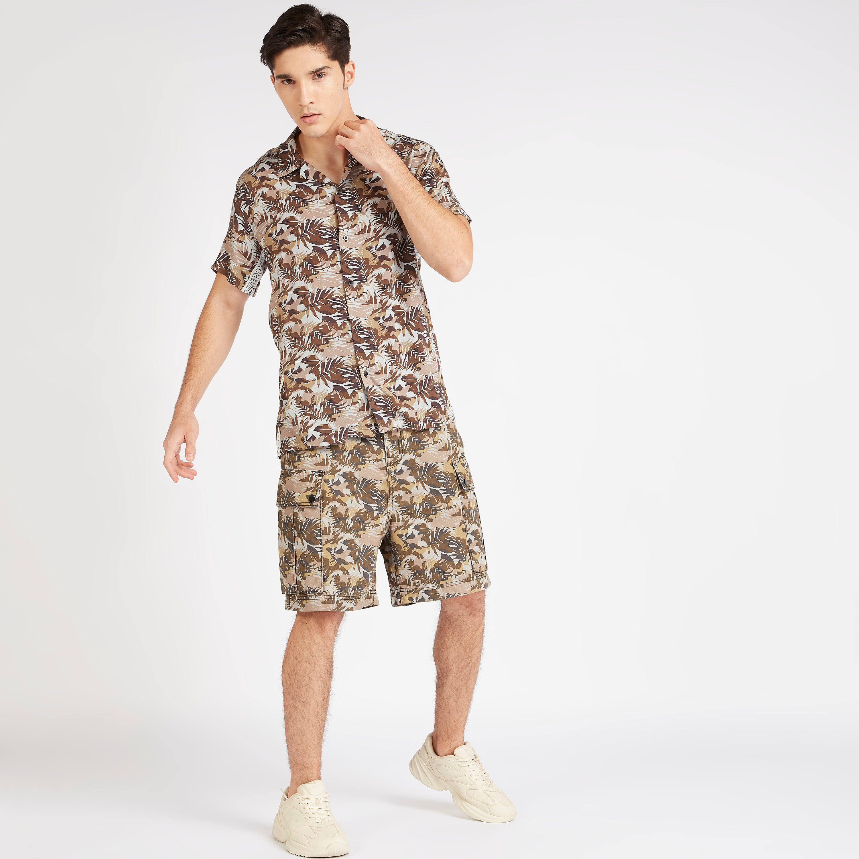 قميص بأكمام قصيرة وتفاصيل شريط-men-clothing-shirts-image-2