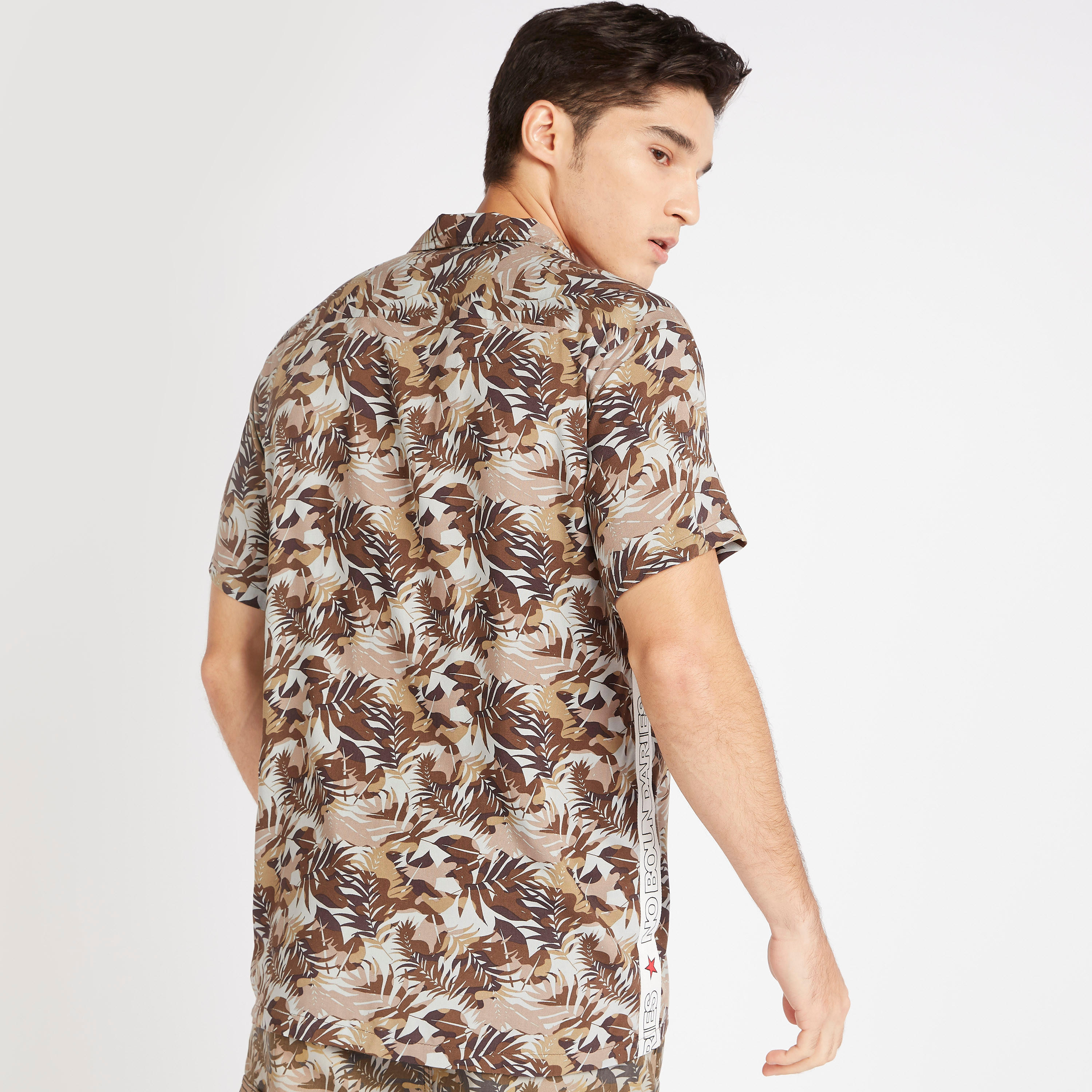 قميص بأكمام قصيرة وتفاصيل شريط-men-clothing-shirts-image-4