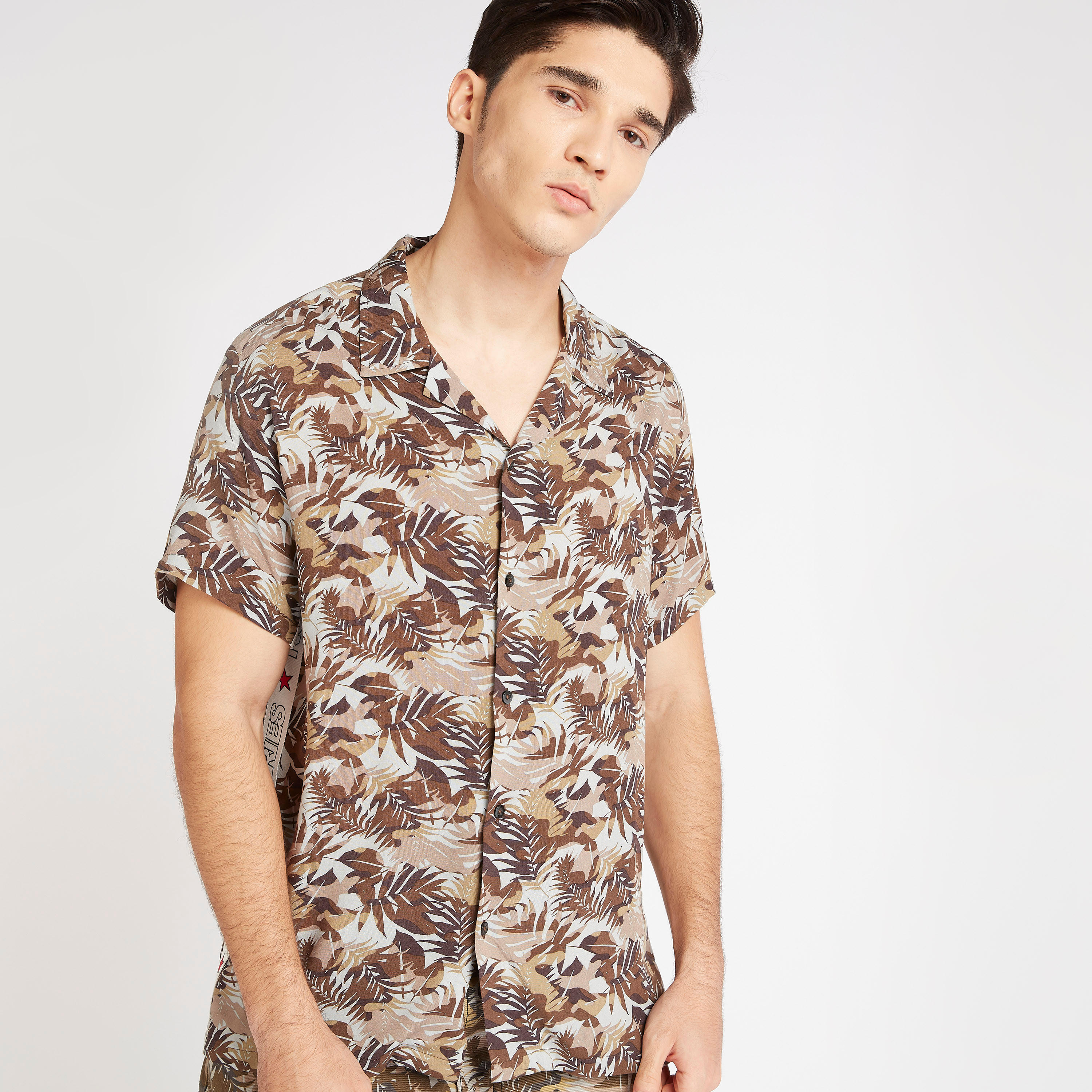 قميص بأكمام قصيرة وتفاصيل شريط-men-clothing-shirts-image-5