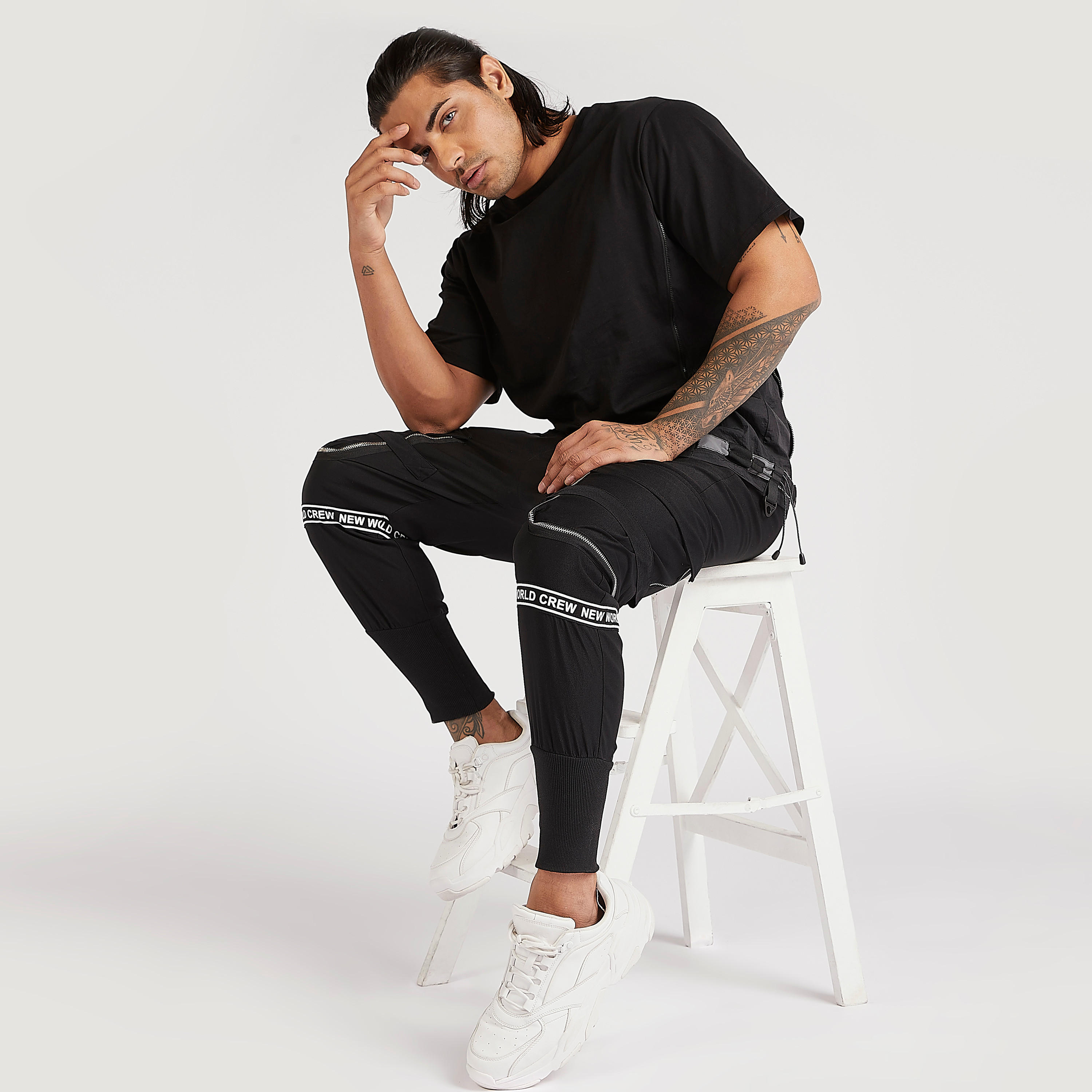 تيشيرت بلوح شبكي وإبزيم وتزيينات سحّاب-men-clothing-tshirtsandpolos-tshirts-image-5