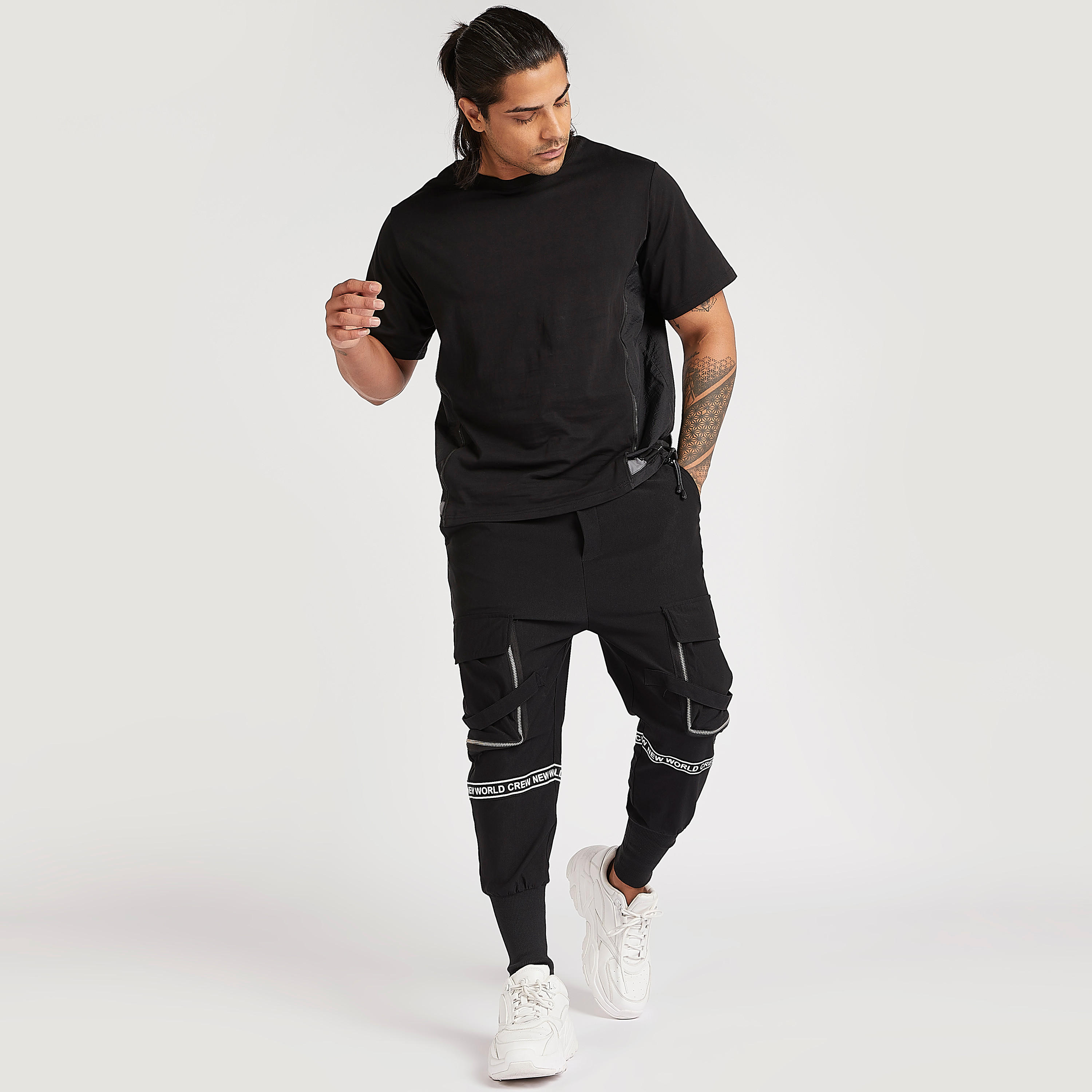 تيشيرت بلوح شبكي وإبزيم وتزيينات سحّاب-men-clothing-tshirtsandpolos-tshirts-image-4