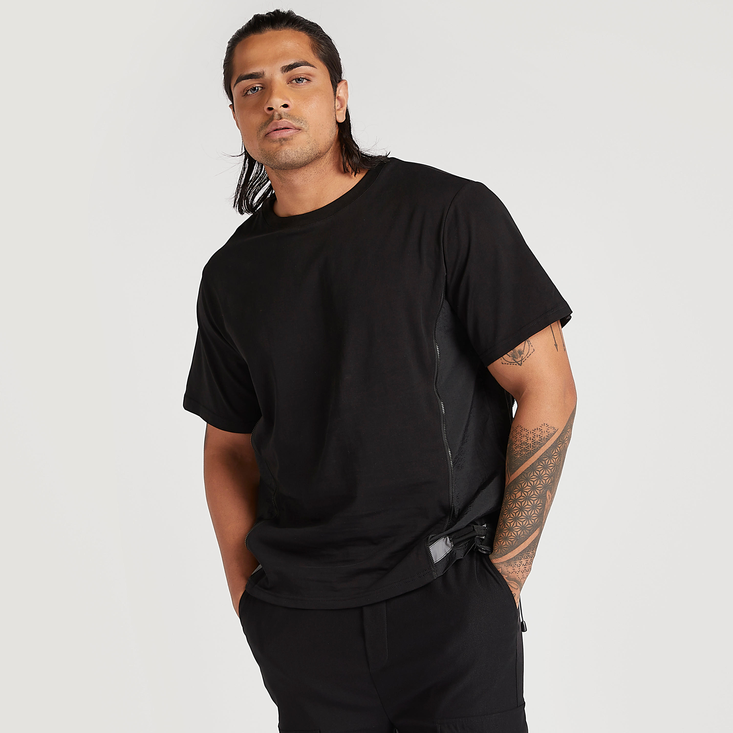 تيشيرت بلوح شبكي وإبزيم وتزيينات سحّاب-men-clothing-tshirtsandpolos-tshirts-image-1