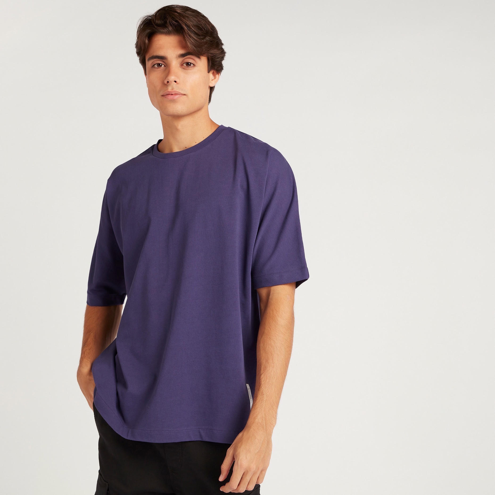 تيشيرت سادة بياقة ضيّقة وأكمام قصيرة-men-clothing-tshirtsandpolos-tshirts-image-4