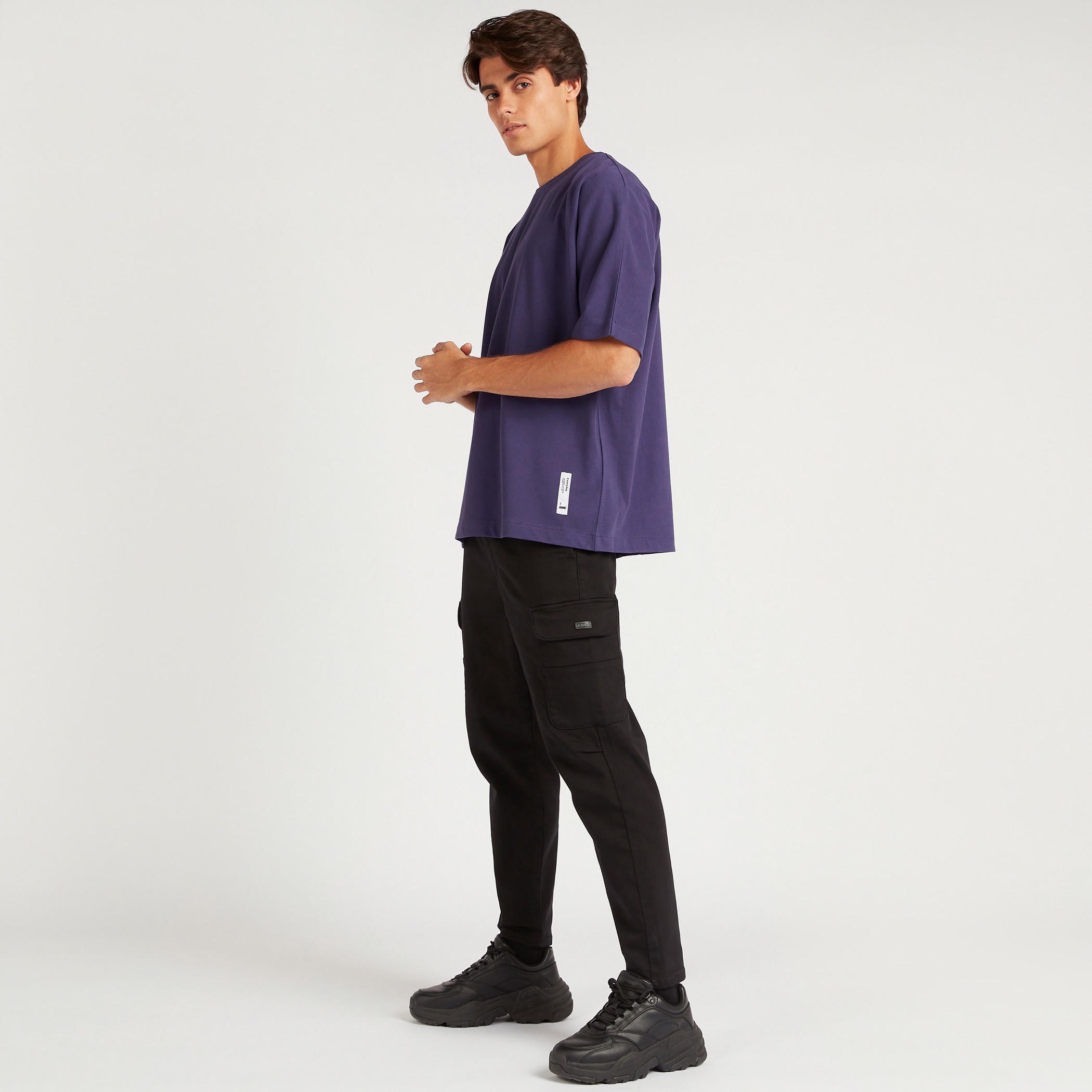 تيشيرت سادة بياقة ضيّقة وأكمام قصيرة-men-clothing-tshirtsandpolos-tshirts-image-3