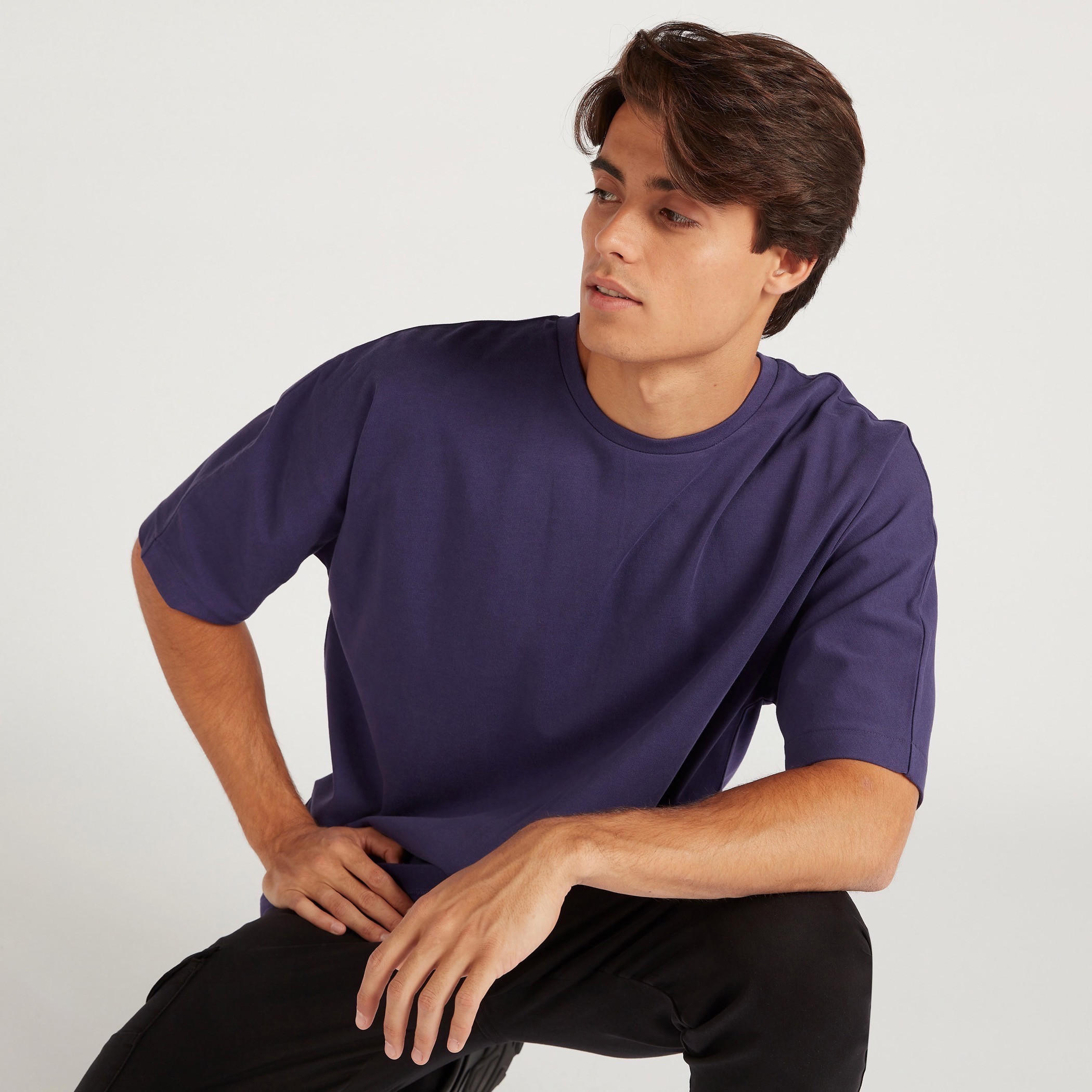 تيشيرت سادة بياقة ضيّقة وأكمام قصيرة-men-clothing-tshirtsandpolos-tshirts-image-2
