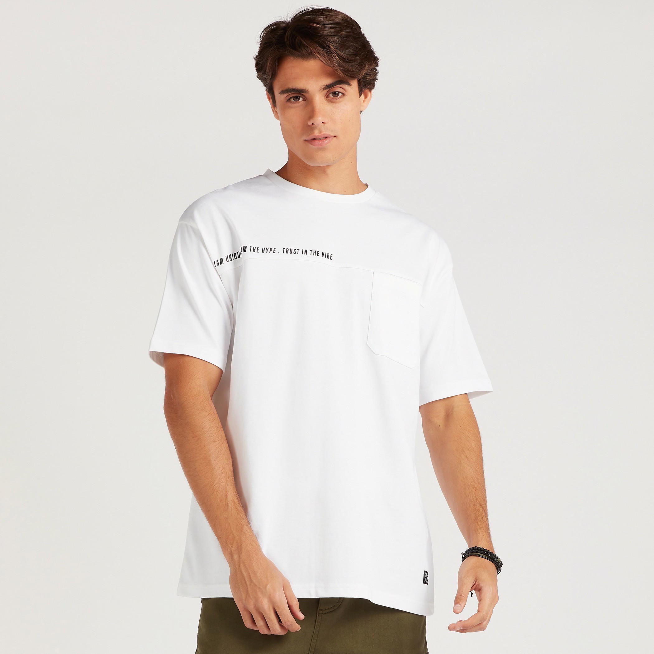 تيشيرت بياقة ضيّقة وأكمام قصيرة وطبعات-men-clothing-tshirtsandpolos-tshirts-image-1