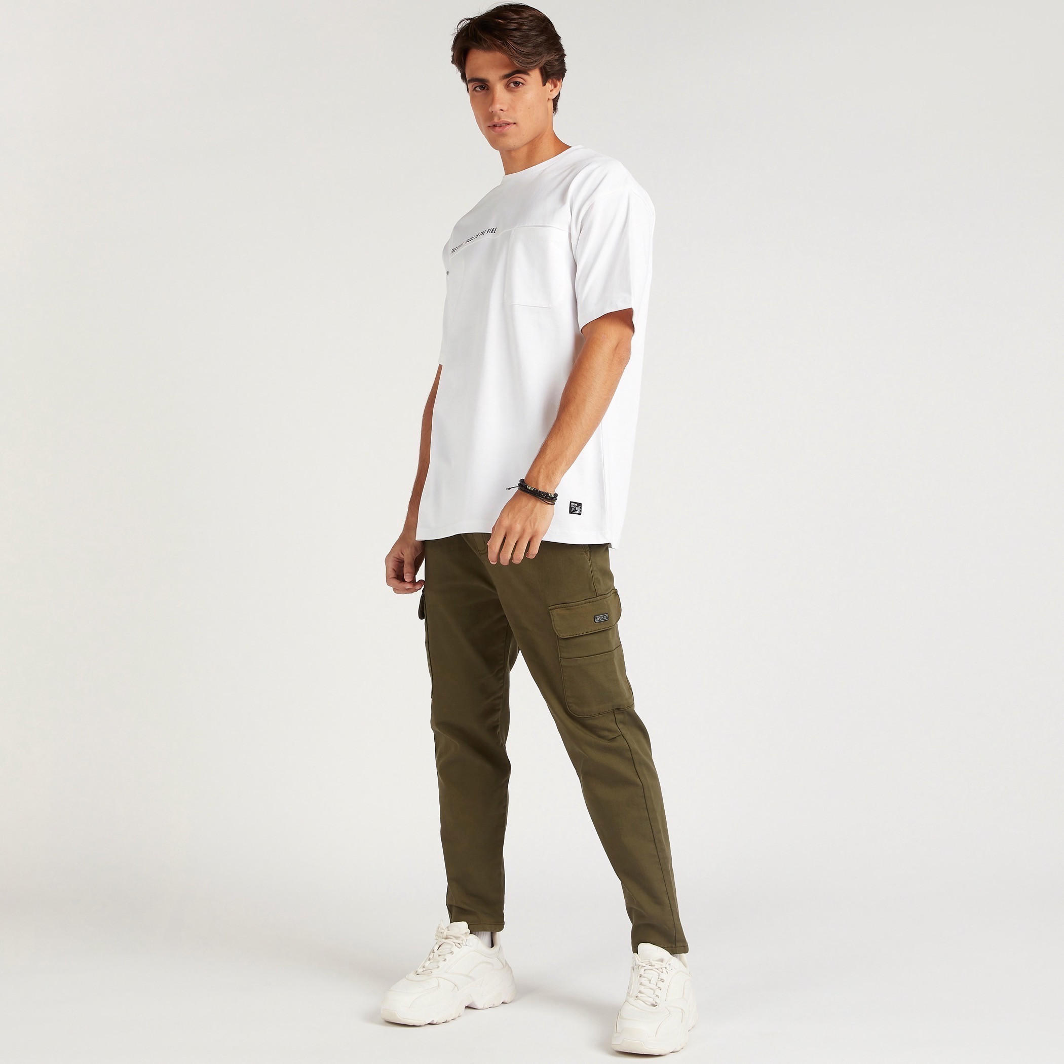 تيشيرت بياقة ضيّقة وأكمام قصيرة وطبعات-men-clothing-tshirtsandpolos-tshirts-image-2