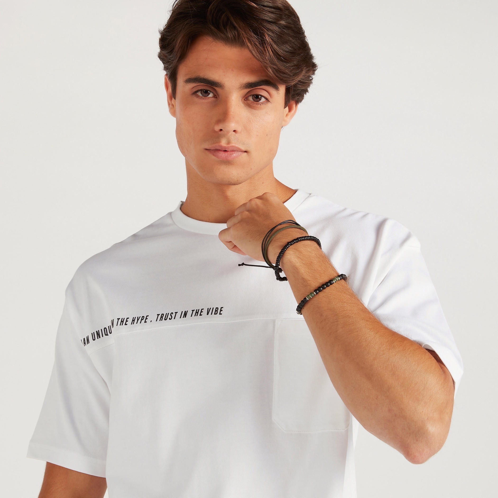 تيشيرت بياقة ضيّقة وأكمام قصيرة وطبعات-men-clothing-tshirtsandpolos-tshirts-image-3