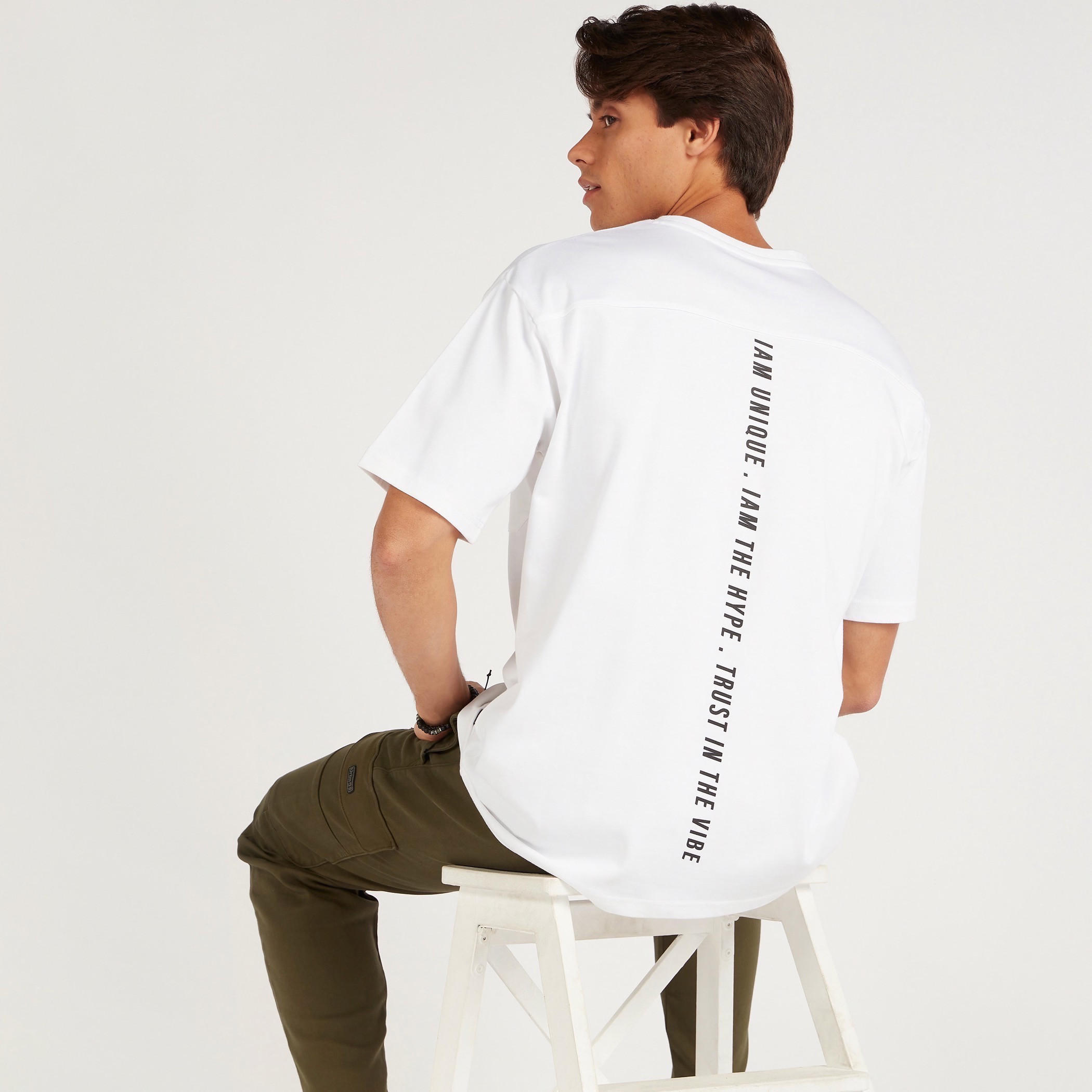 تيشيرت بياقة ضيّقة وأكمام قصيرة وطبعات-men-clothing-tshirtsandpolos-tshirts-image-4