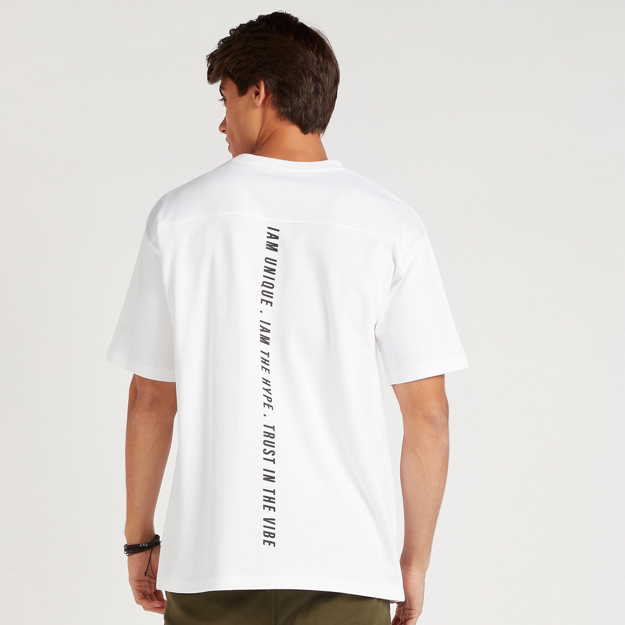 تيشيرت بياقة ضيّقة وأكمام قصيرة وطبعات-men-clothing-tshirtsandpolos-tshirts-image-5