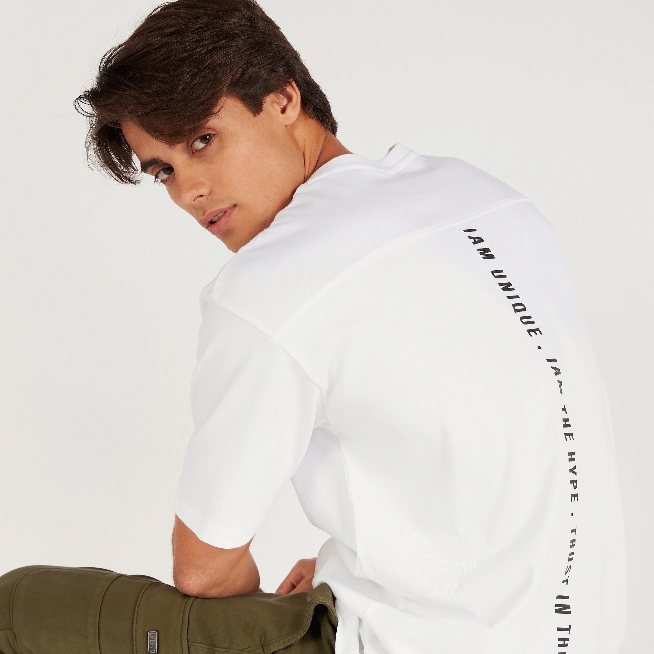 تيشيرت بياقة ضيّقة وأكمام قصيرة وطبعات-men-clothing-tshirtsandpolos-tshirts-image-6