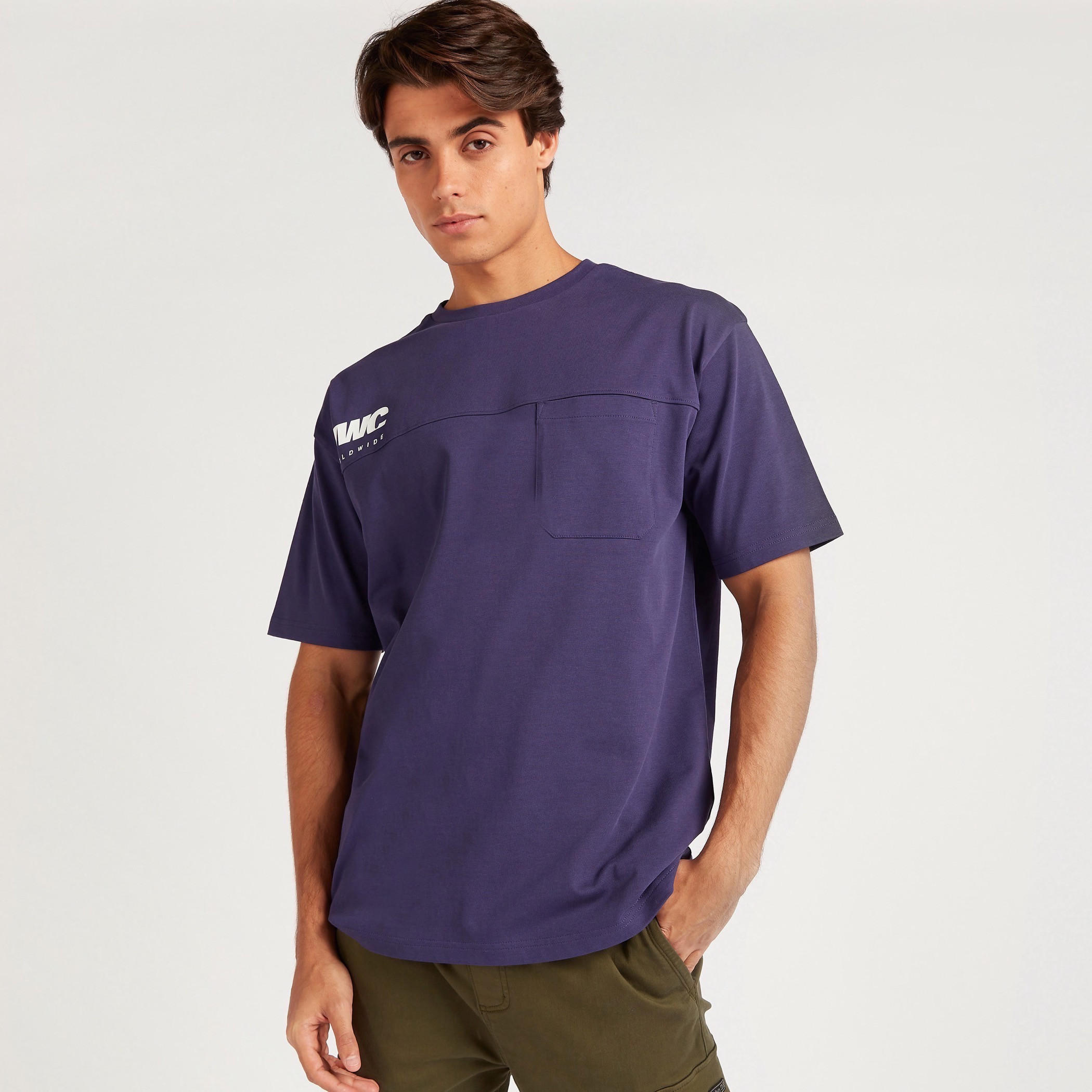 تيشيرت بياقة ضيّقة وأكمام قصيرة وطبعات-men-clothing-tshirtsandpolos-tshirts-image-1
