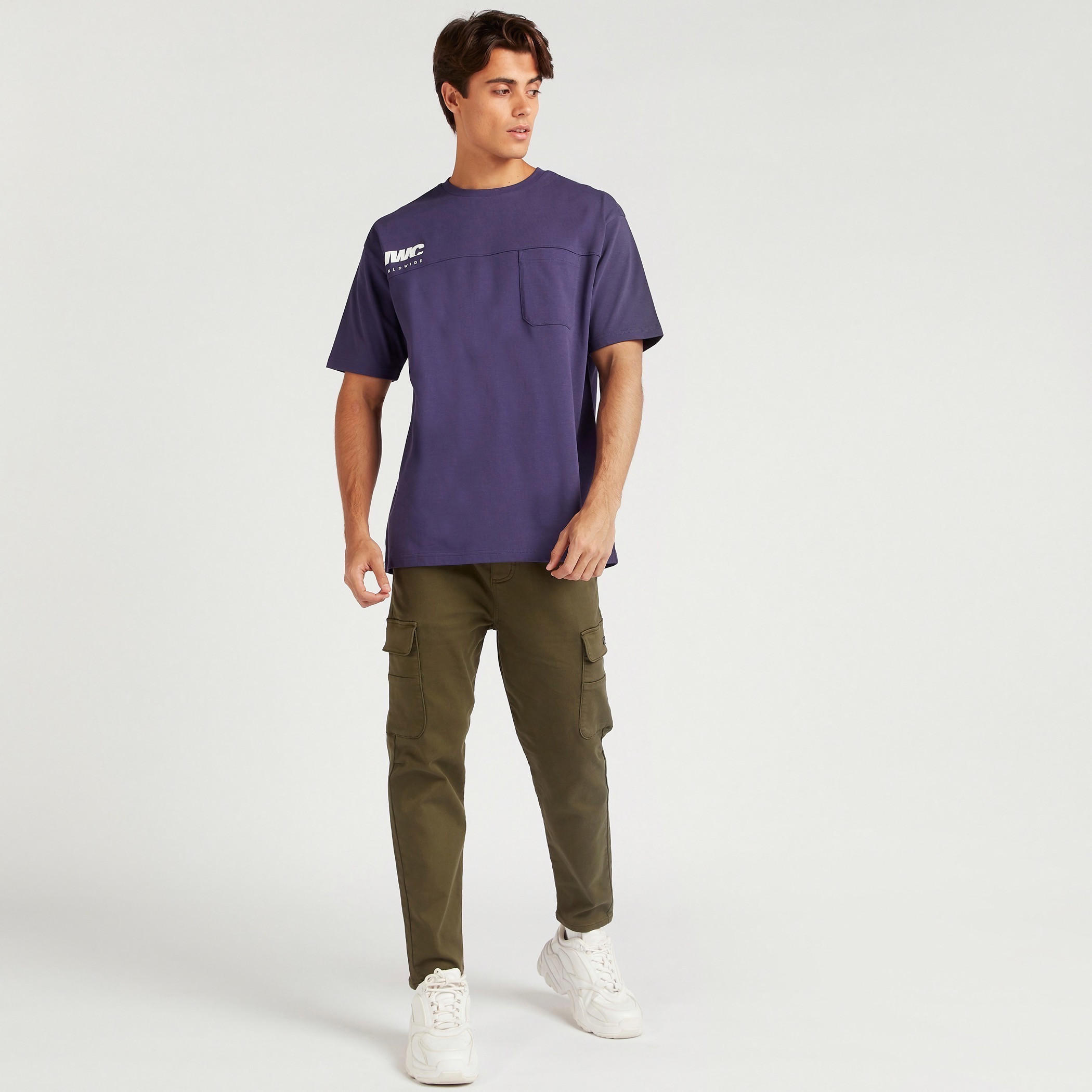 تيشيرت بياقة ضيّقة وأكمام قصيرة وطبعات-men-clothing-tshirtsandpolos-tshirts-image-2