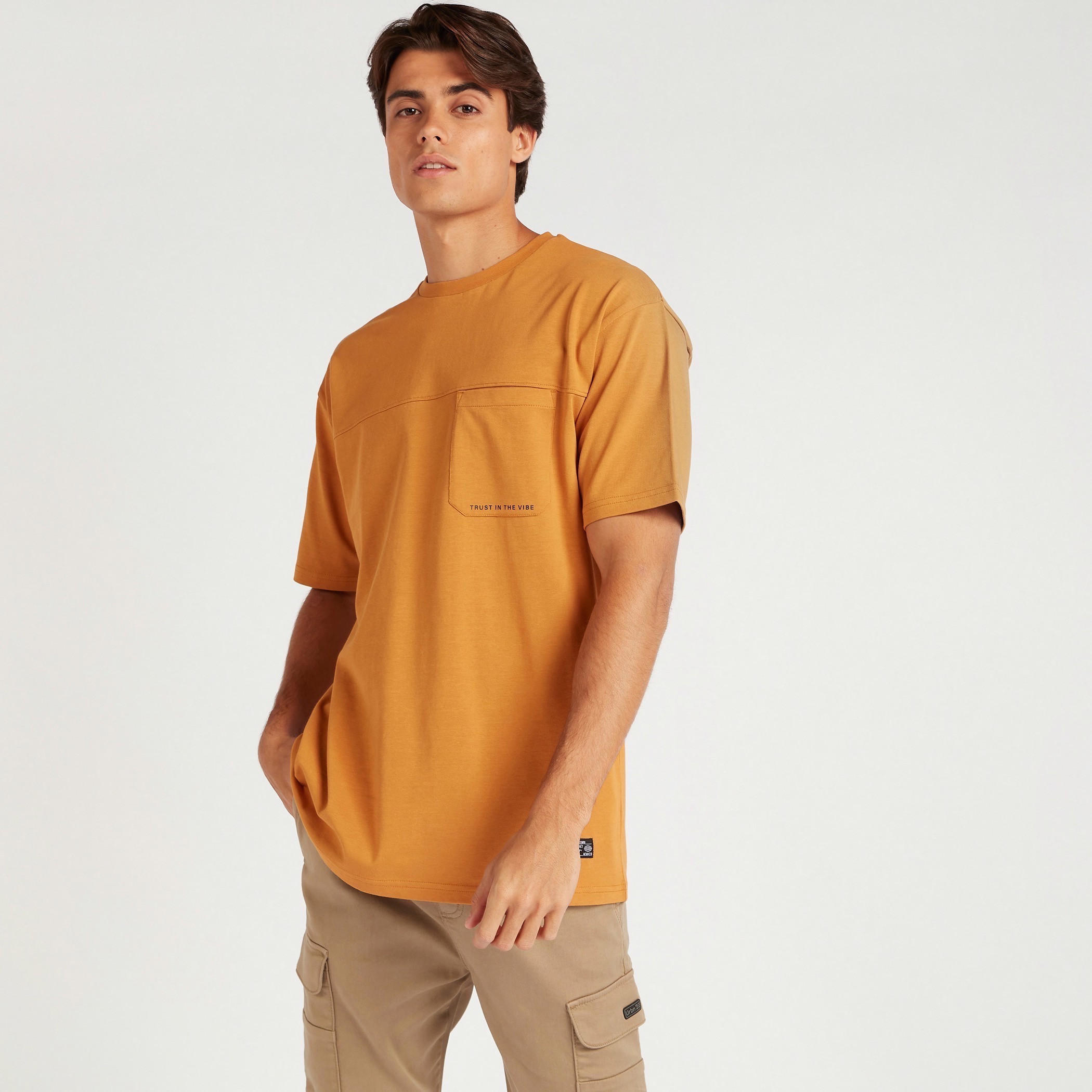 تيشيرت بياقة ضيّقة وأكمام قصيرة وطبعات-men-clothing-tshirtsandpolos-tshirts-image-1