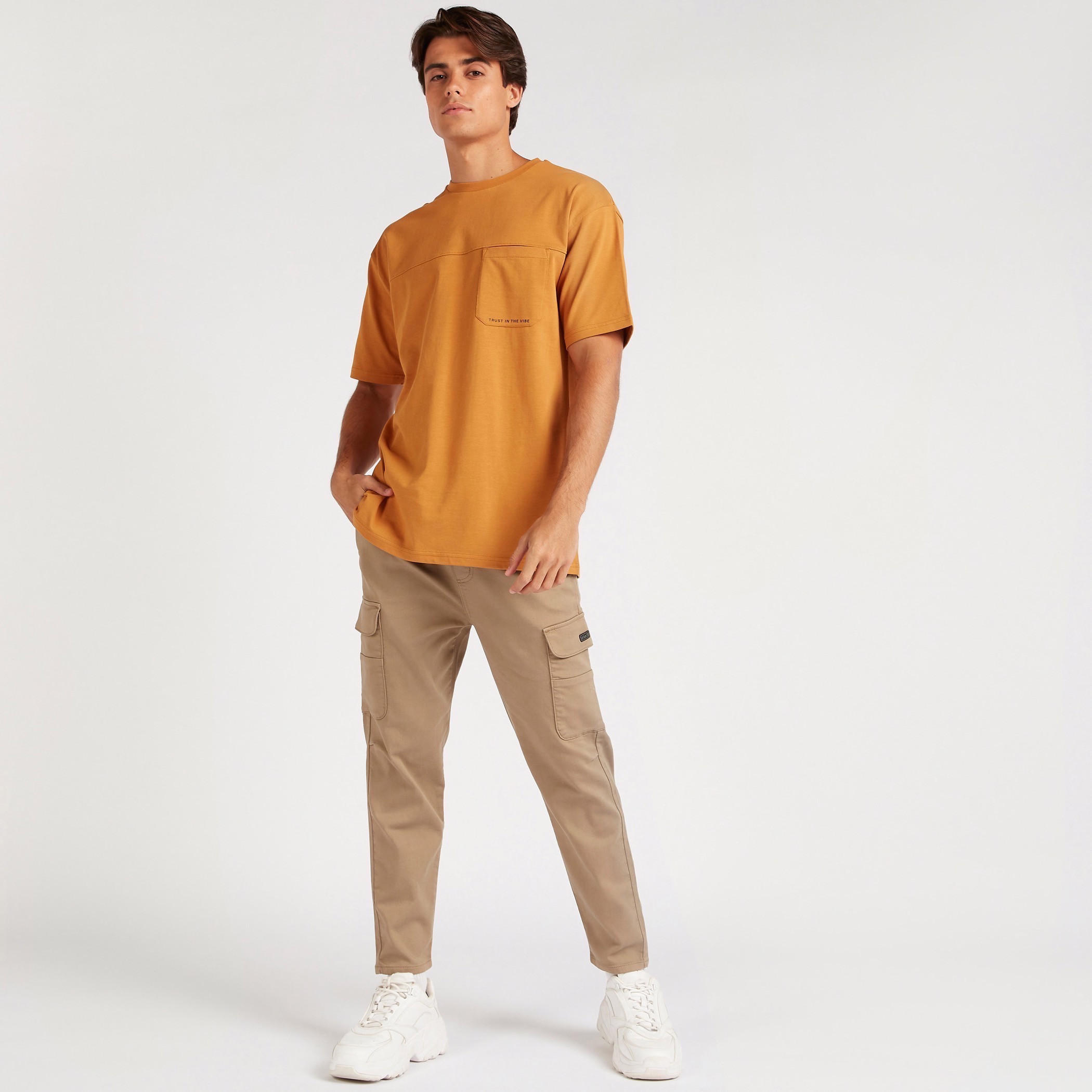 تيشيرت بياقة ضيّقة وأكمام قصيرة وطبعات-men-clothing-tshirtsandpolos-tshirts-image-2