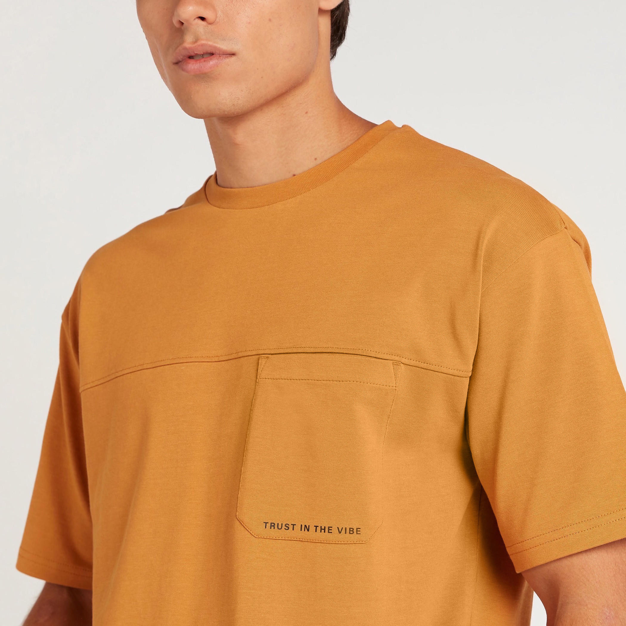 تيشيرت بياقة ضيّقة وأكمام قصيرة وطبعات-men-clothing-tshirtsandpolos-tshirts-image-3