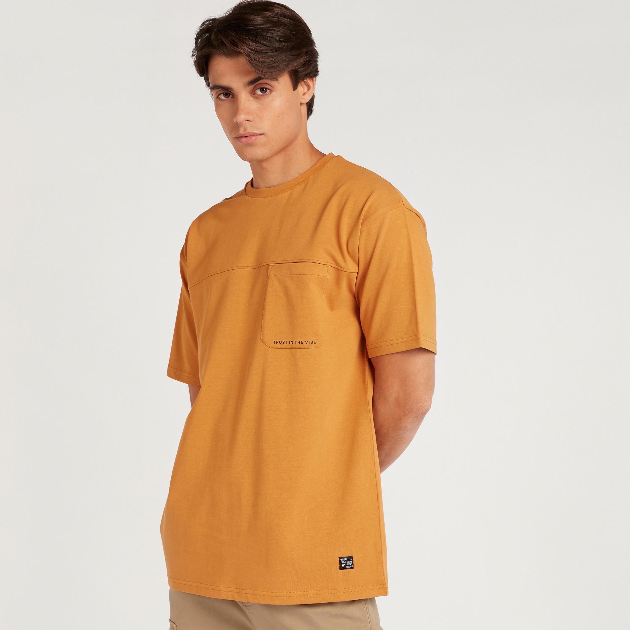 تيشيرت بياقة ضيّقة وأكمام قصيرة وطبعات-men-clothing-tshirtsandpolos-tshirts-image-5