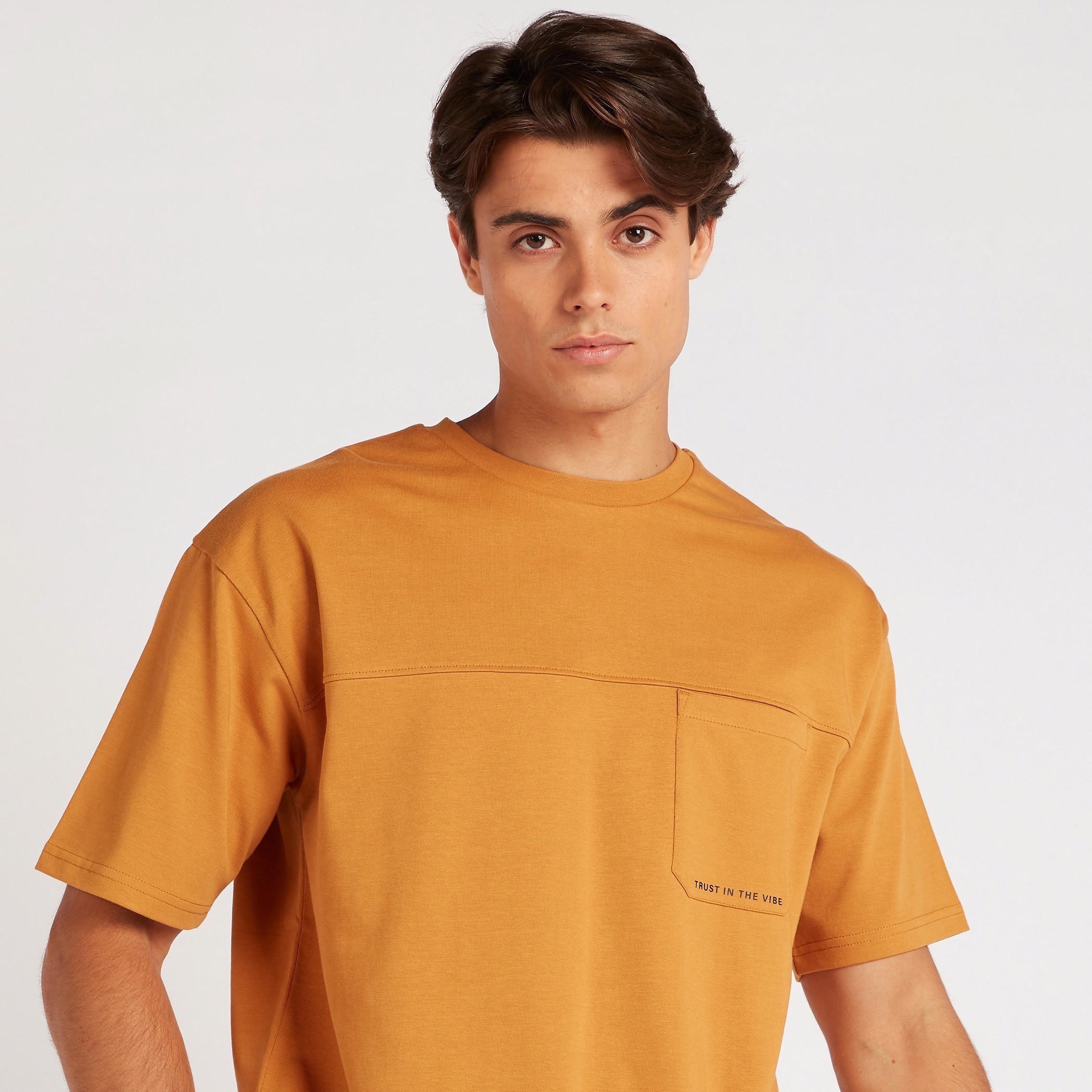 تيشيرت بياقة ضيّقة وأكمام قصيرة وطبعات-men-clothing-tshirtsandpolos-tshirts-image-6