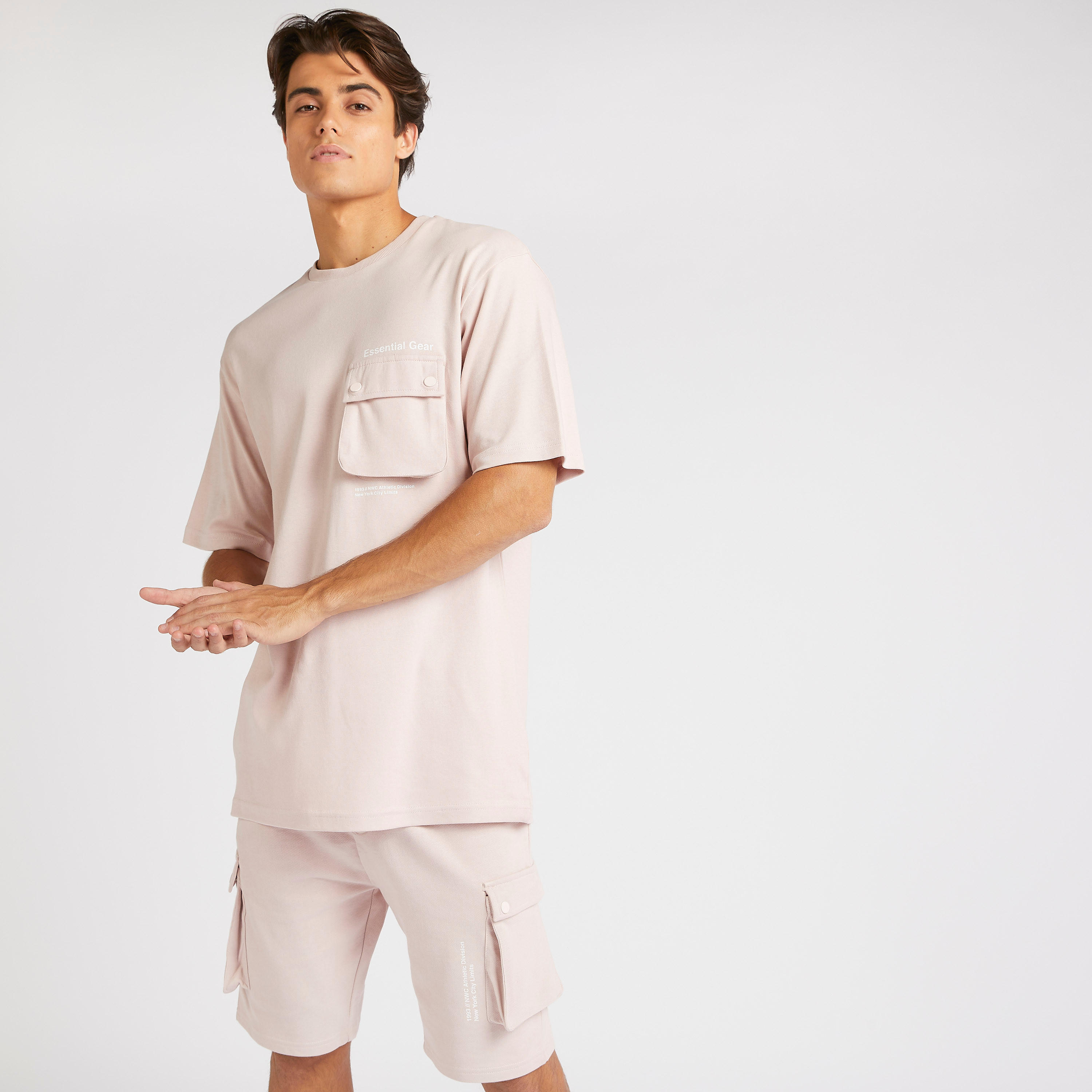 تيشيرت سادة بياقة ضيّقة وجيب بطيّة-men-clothing-tshirtsandpolos-tshirts-image-6