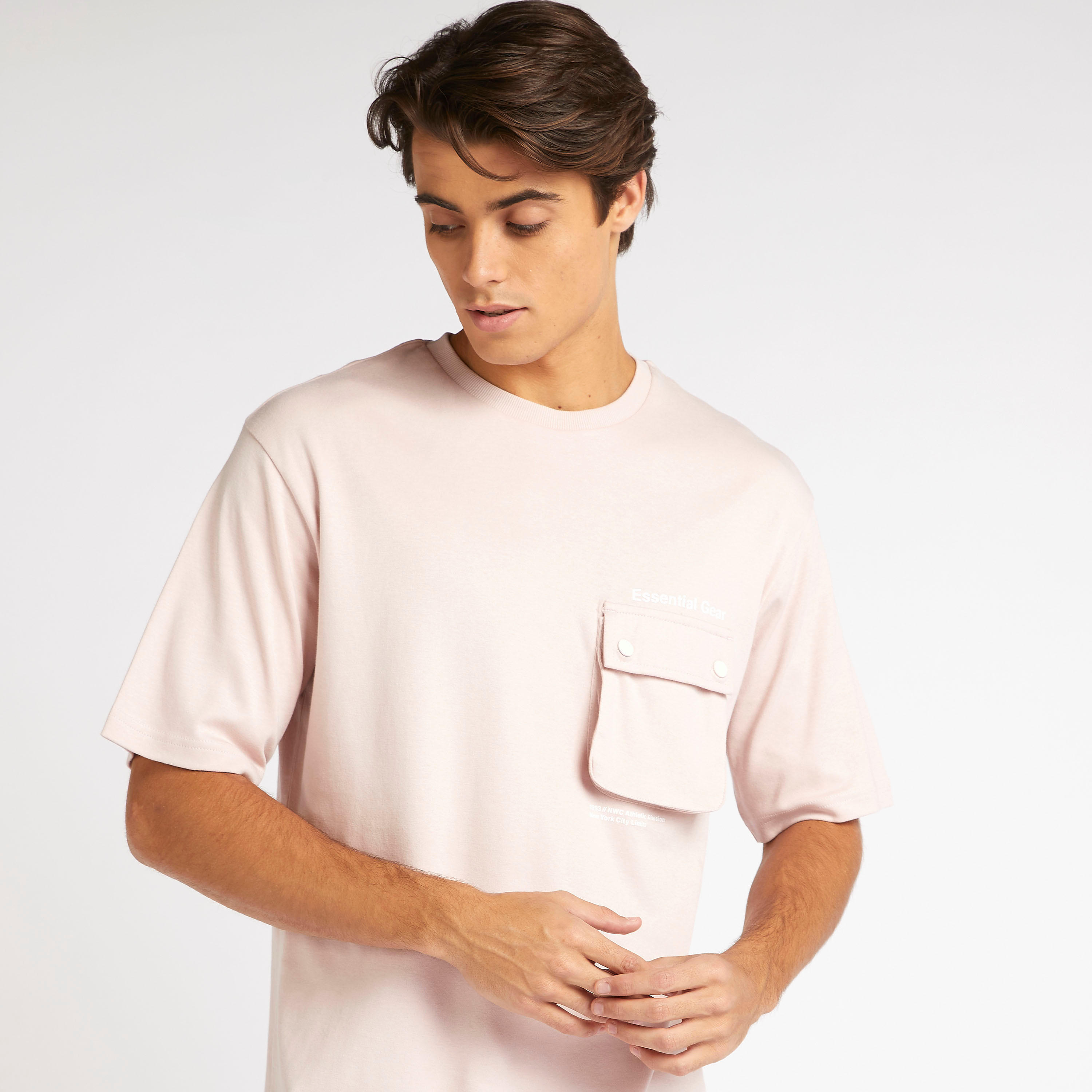 تيشيرت سادة بياقة ضيّقة وجيب بطيّة-men-clothing-tshirtsandpolos-tshirts-image-4