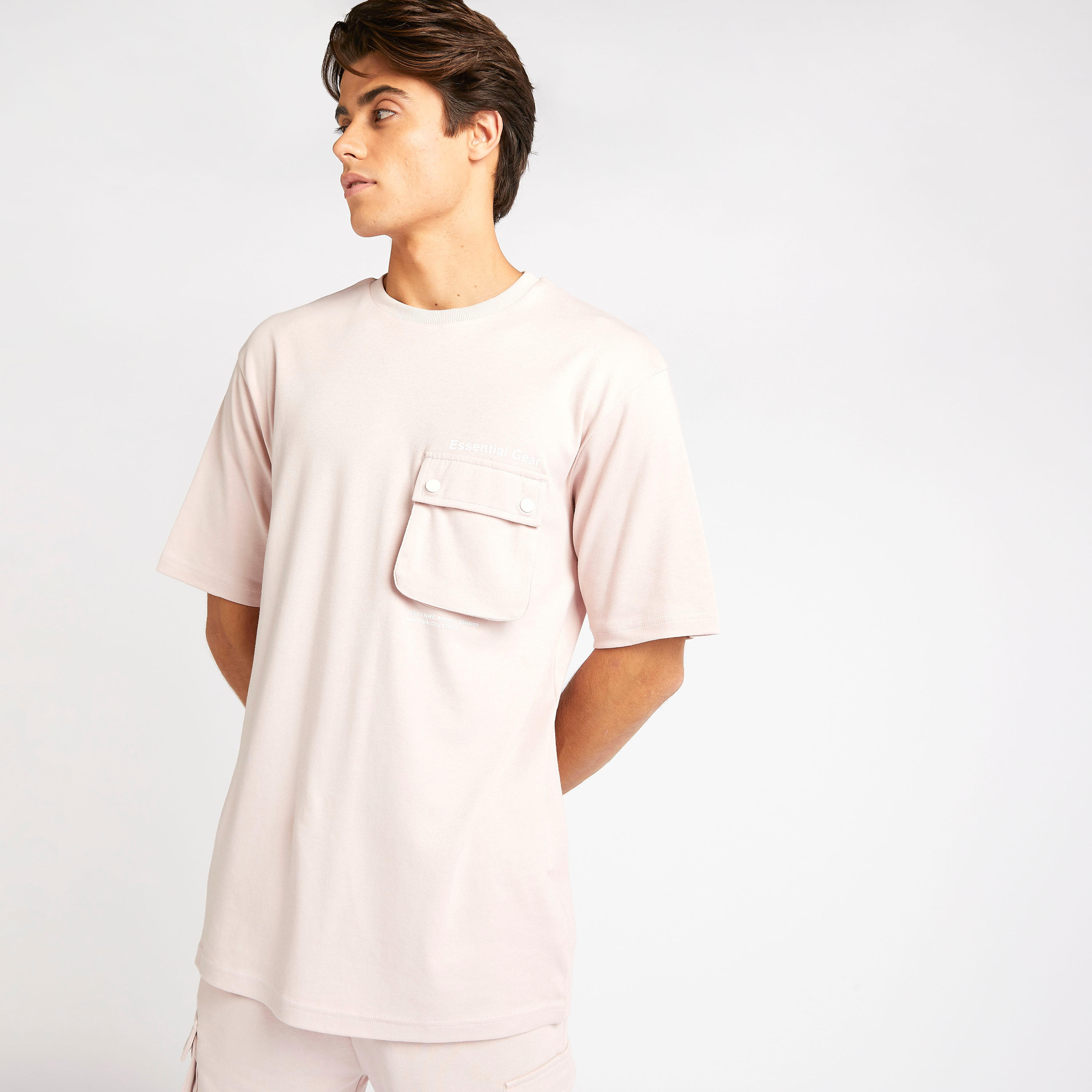 تيشيرت سادة بياقة ضيّقة وجيب بطيّة-men-clothing-tshirtsandpolos-tshirts-image-2