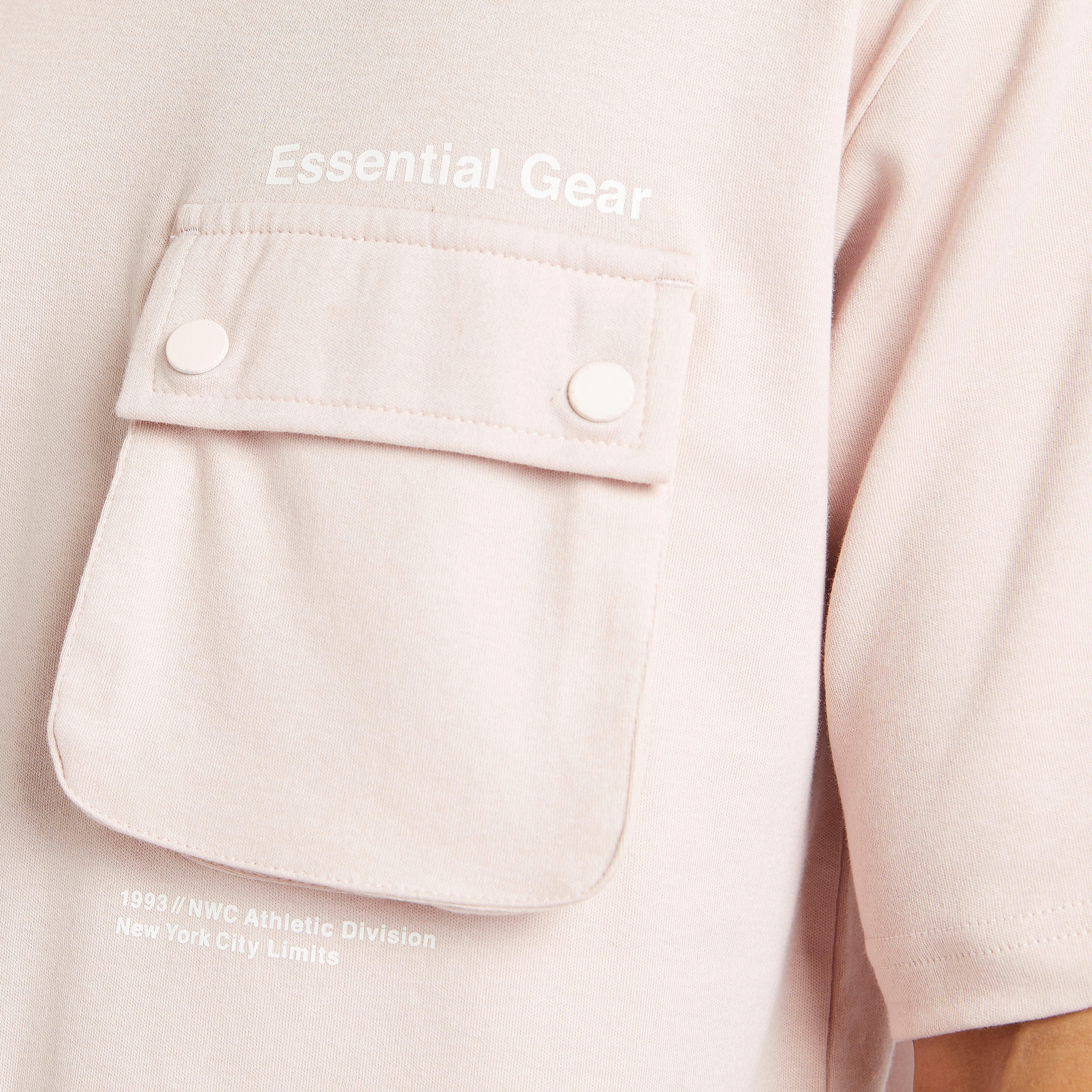 تيشيرت سادة بياقة ضيّقة وجيب بطيّة-men-clothing-tshirtsandpolos-tshirts-image-1