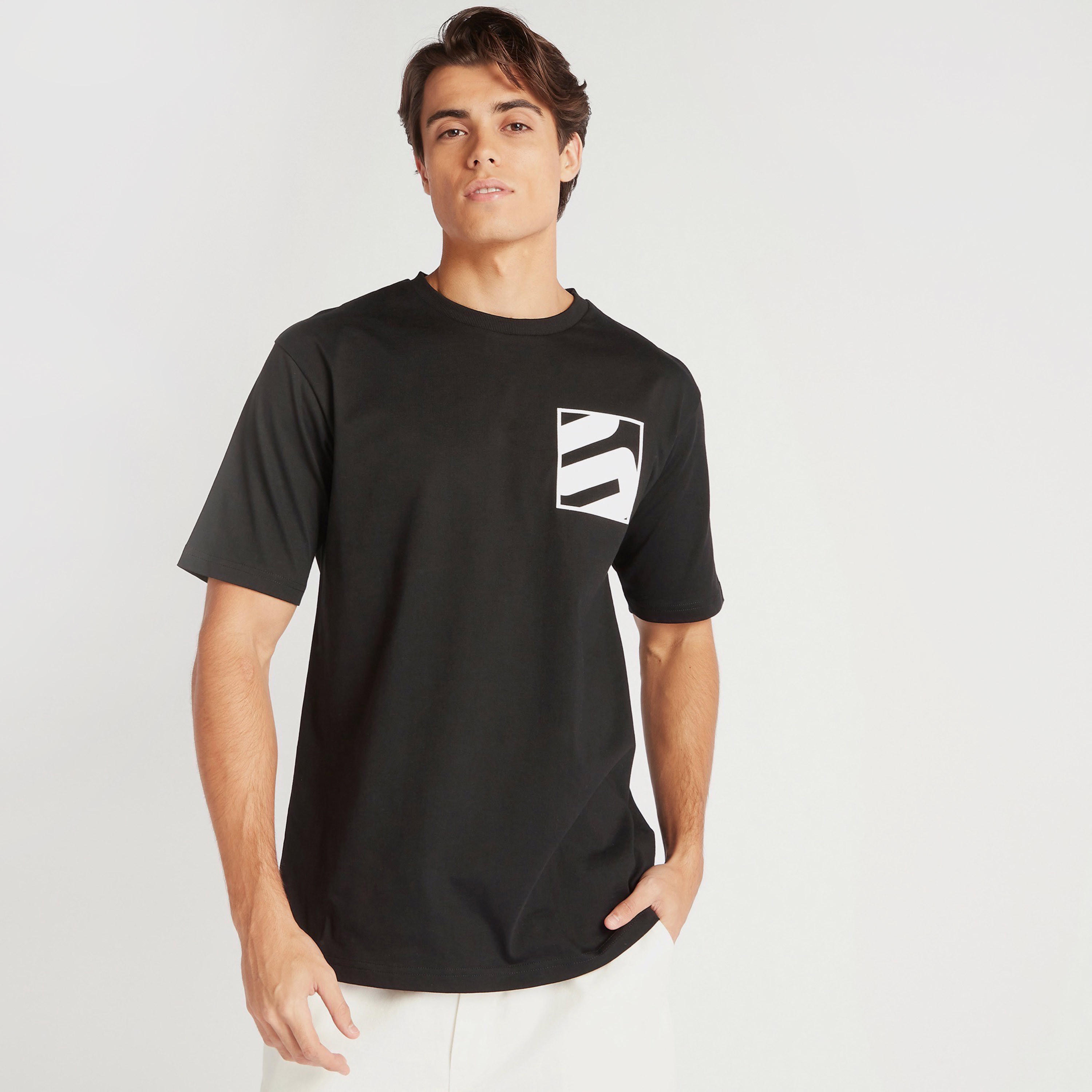 تيشيرت بياقة ضيّقة وأكمام قصيرة وطبعات-men-clothing-tshirtsandpolos-tshirts-image-1