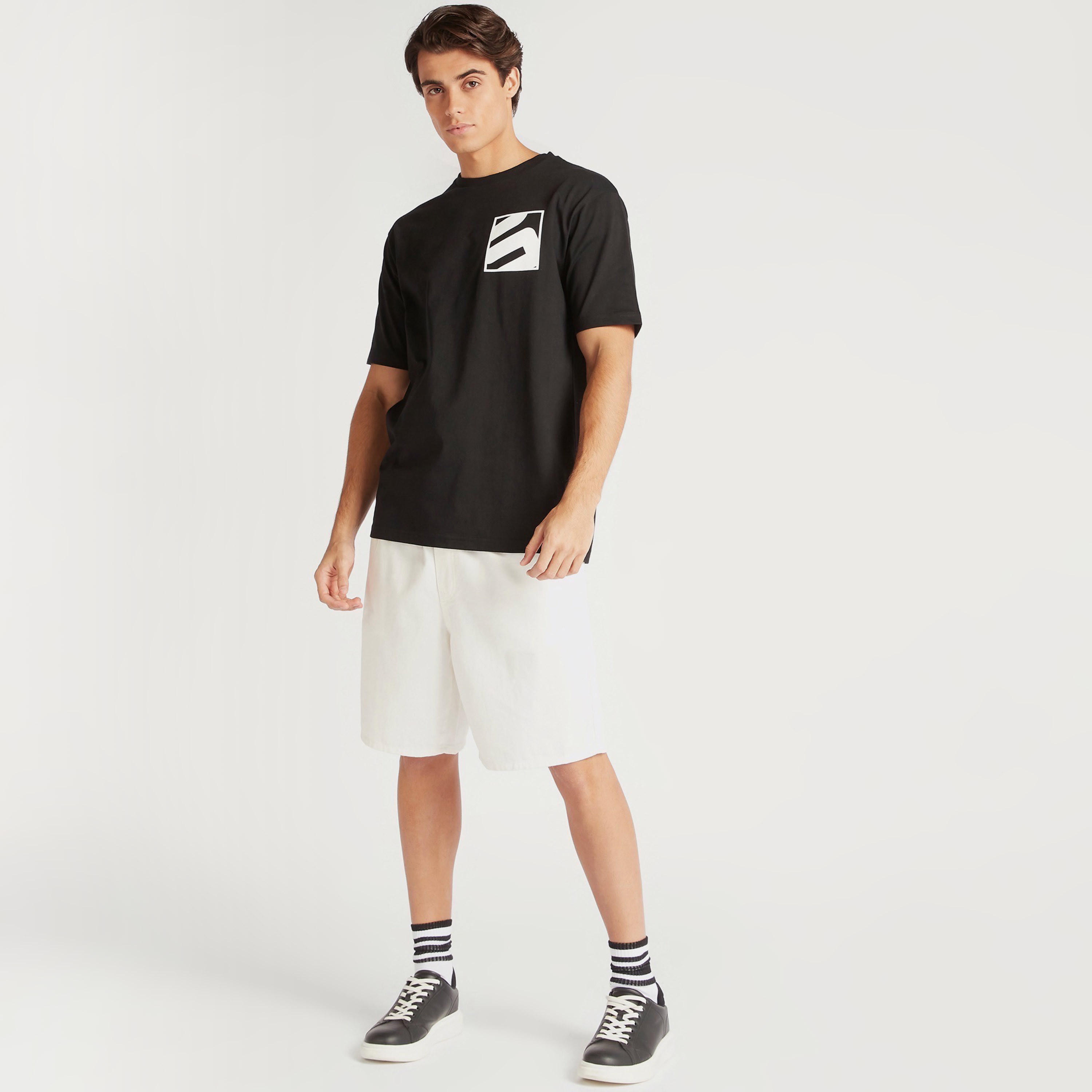 تيشيرت بياقة ضيّقة وأكمام قصيرة وطبعات-men-clothing-tshirtsandpolos-tshirts-image-2