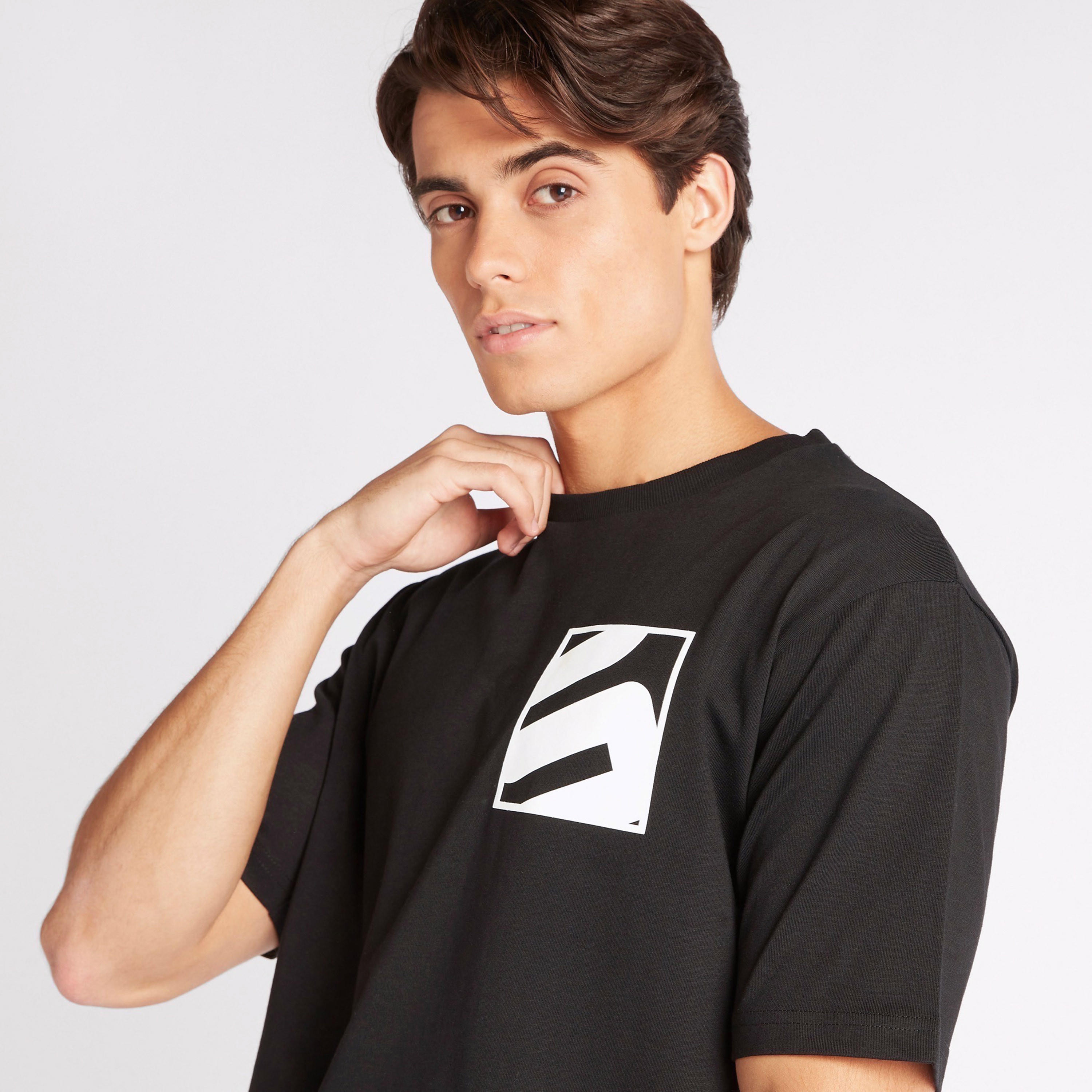 تيشيرت بياقة ضيّقة وأكمام قصيرة وطبعات-men-clothing-tshirtsandpolos-tshirts-image-3