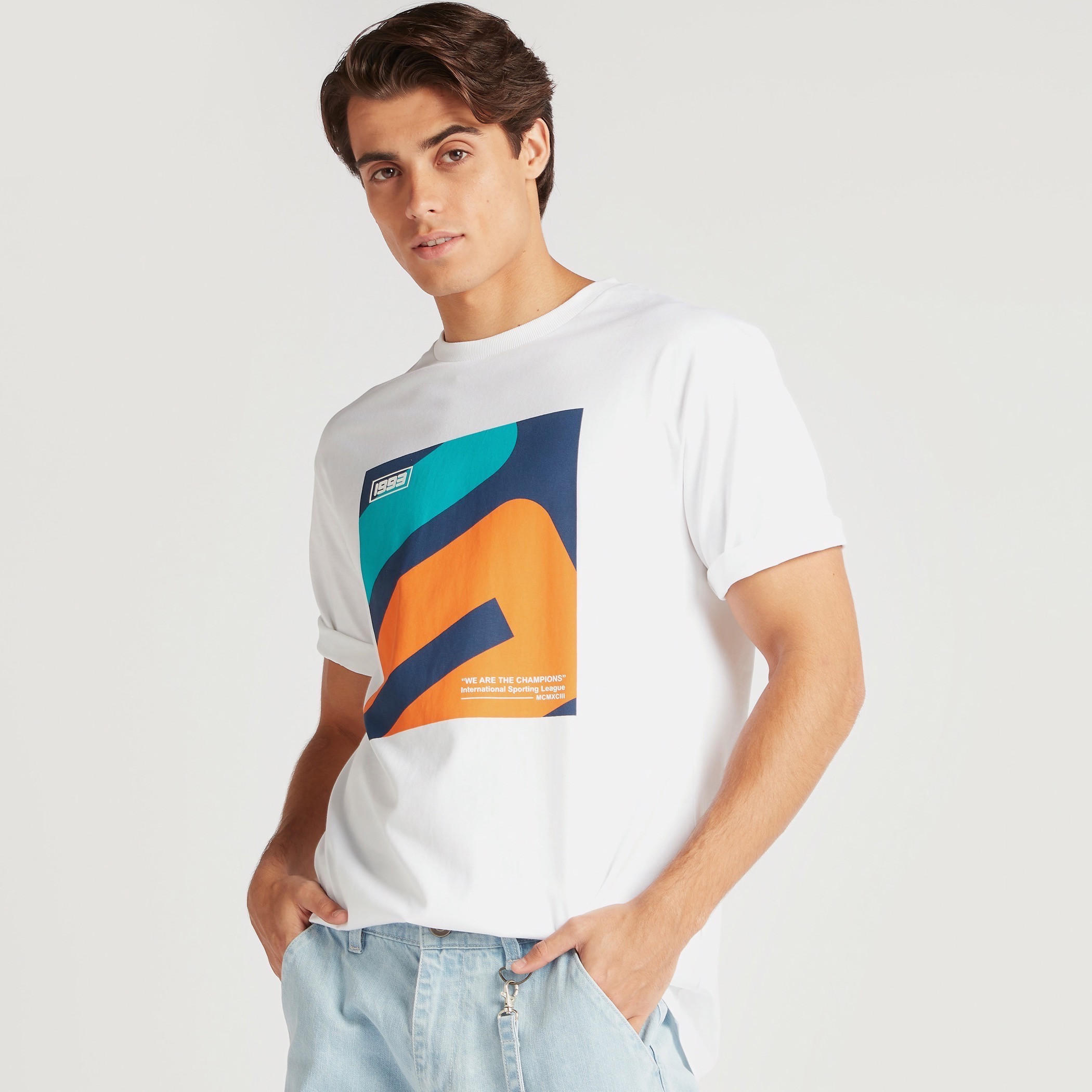 تيشيرت بياقة ضيقة وأكمام قصيرة وطبعات جَرافيك-men-clothing-tshirtsandpolos-tshirts-image-1