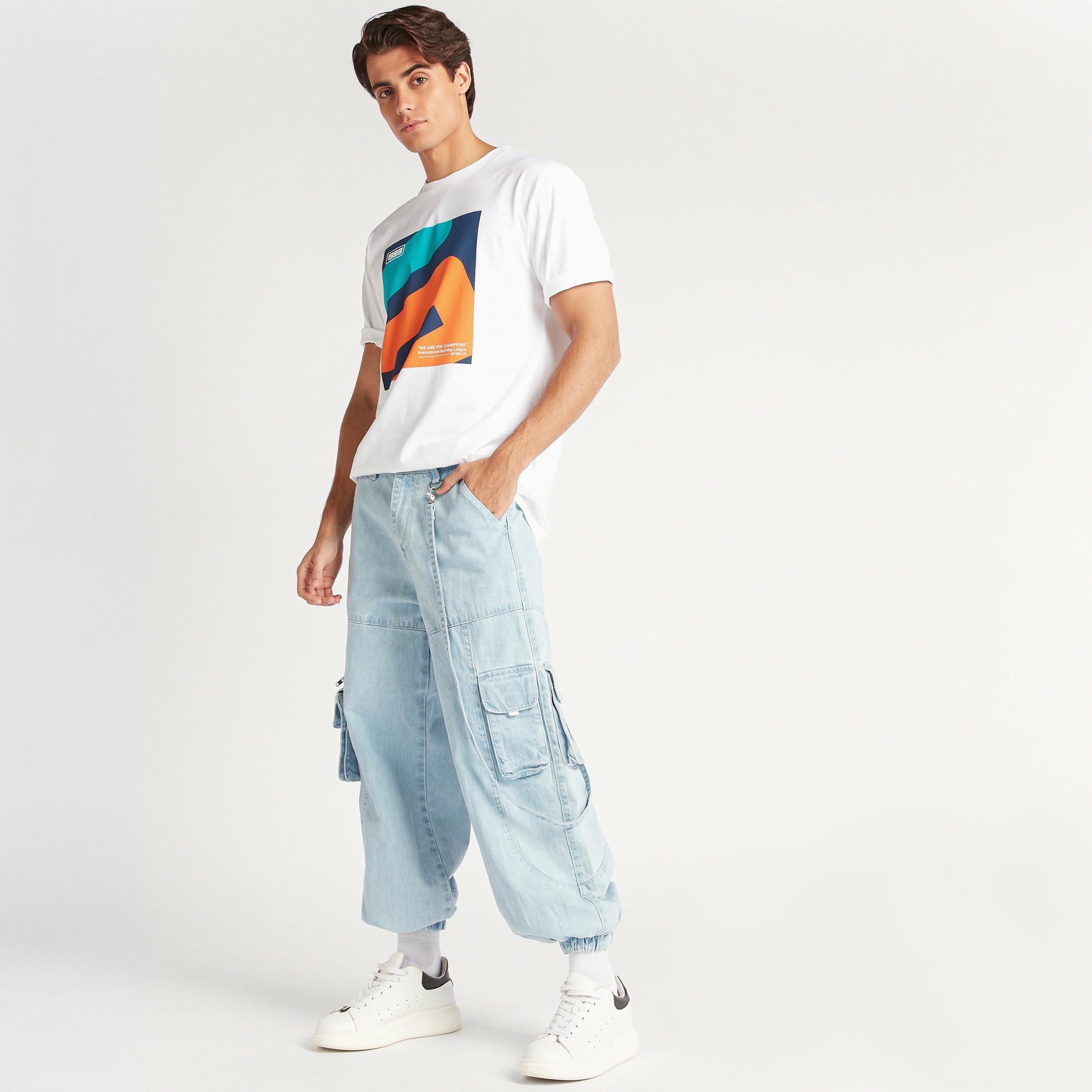 تيشيرت بياقة ضيقة وأكمام قصيرة وطبعات جَرافيك-men-clothing-tshirtsandpolos-tshirts-image-2