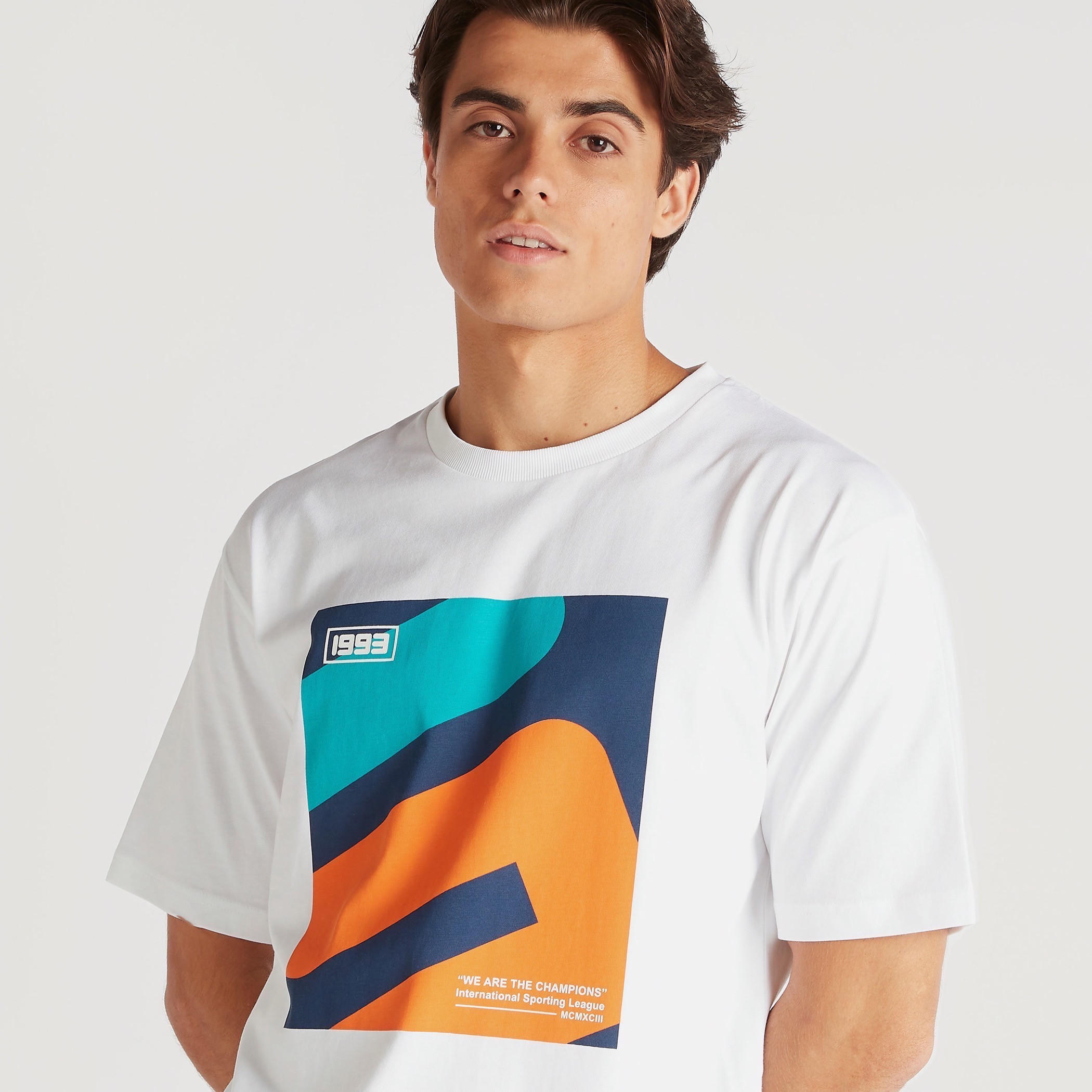 تيشيرت بياقة ضيقة وأكمام قصيرة وطبعات جَرافيك-men-clothing-tshirtsandpolos-tshirts-image-3