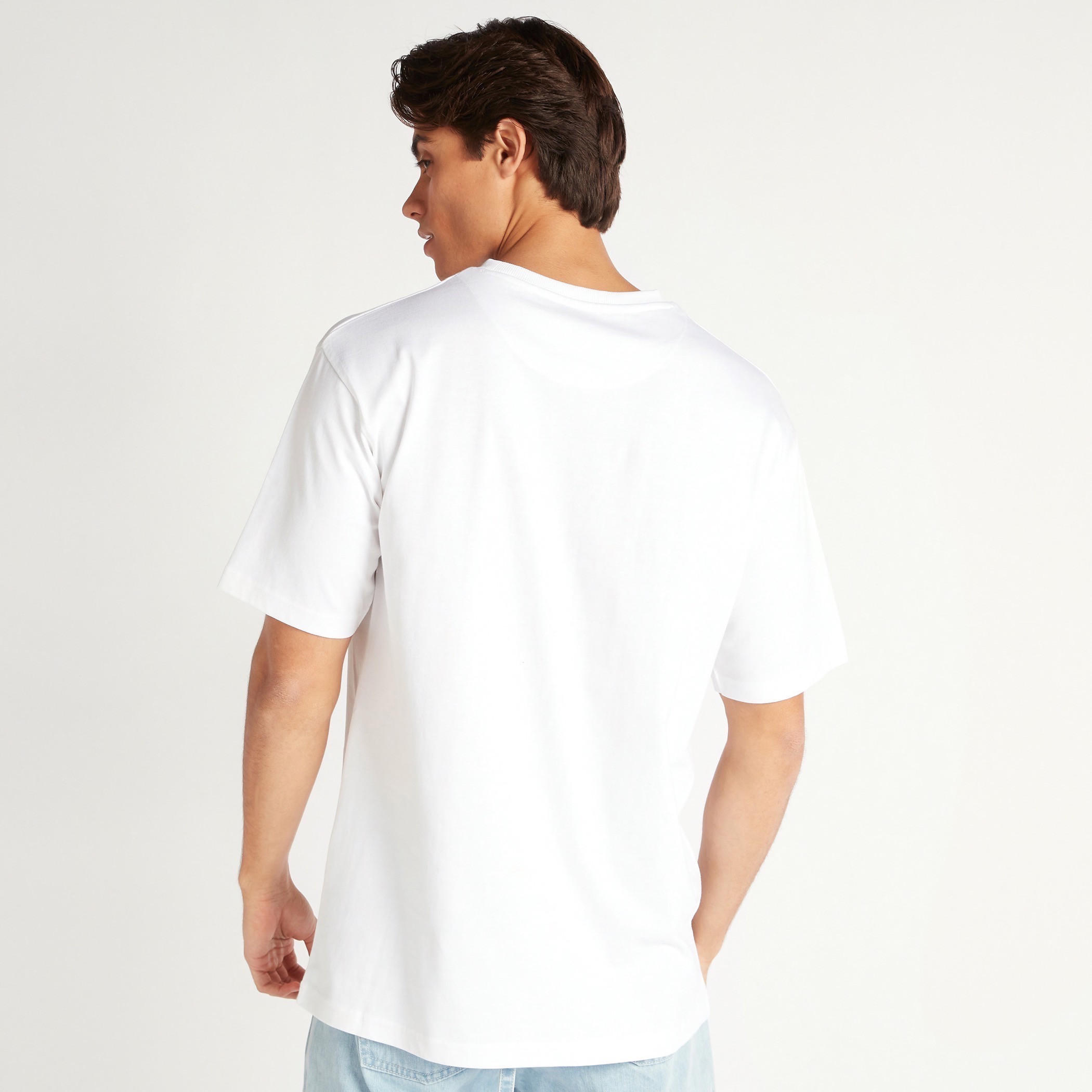 تيشيرت بياقة ضيقة وأكمام قصيرة وطبعات جَرافيك-men-clothing-tshirtsandpolos-tshirts-image-4