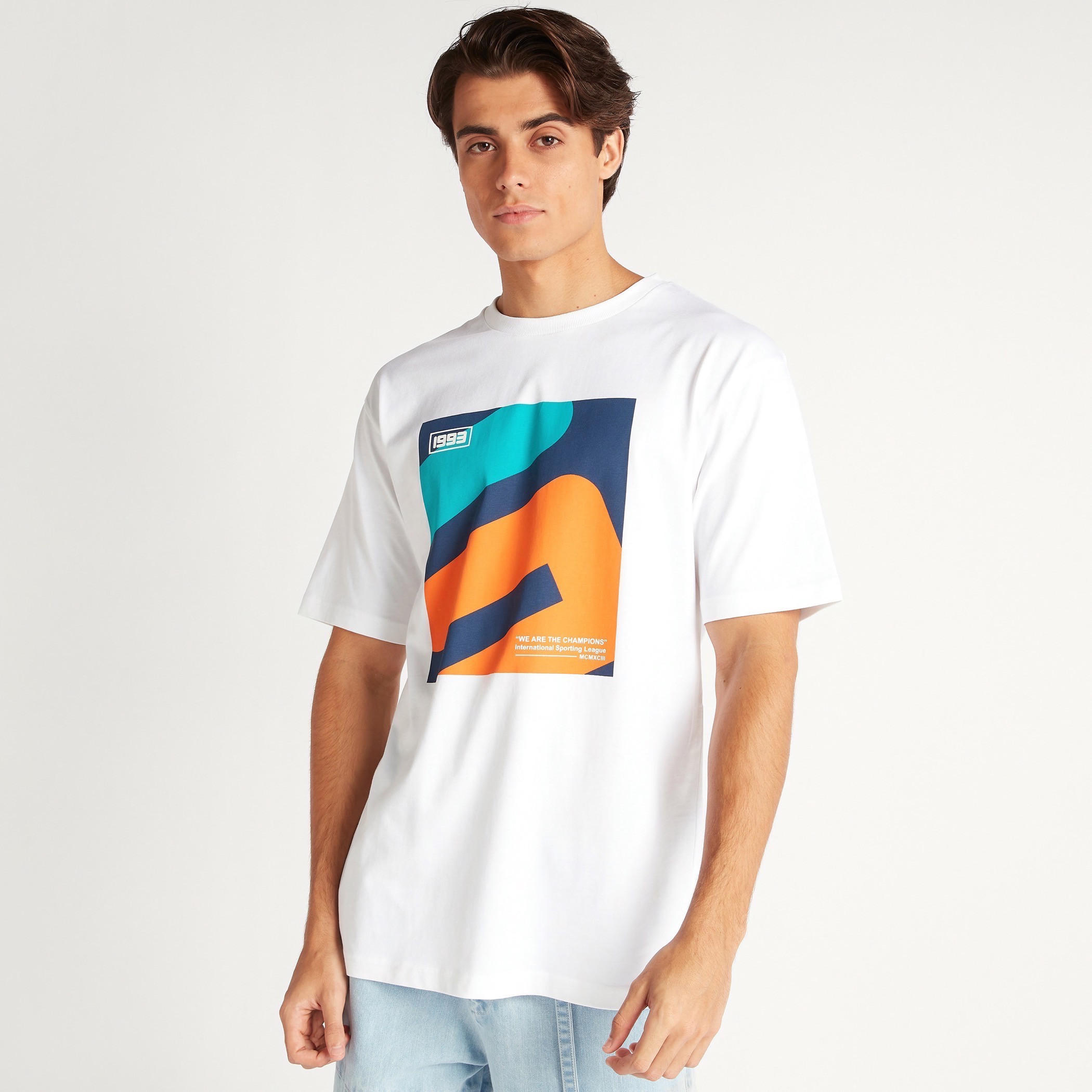 تيشيرت بياقة ضيقة وأكمام قصيرة وطبعات جَرافيك-men-clothing-tshirtsandpolos-tshirts-image-5