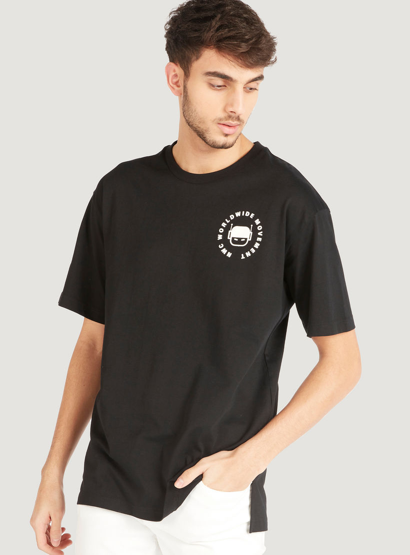 تيشيرت بياقة ضيّقة وأكمام قصيرة وطبعات-men-clothing-tshirtsandpolos-tshirts-image-5