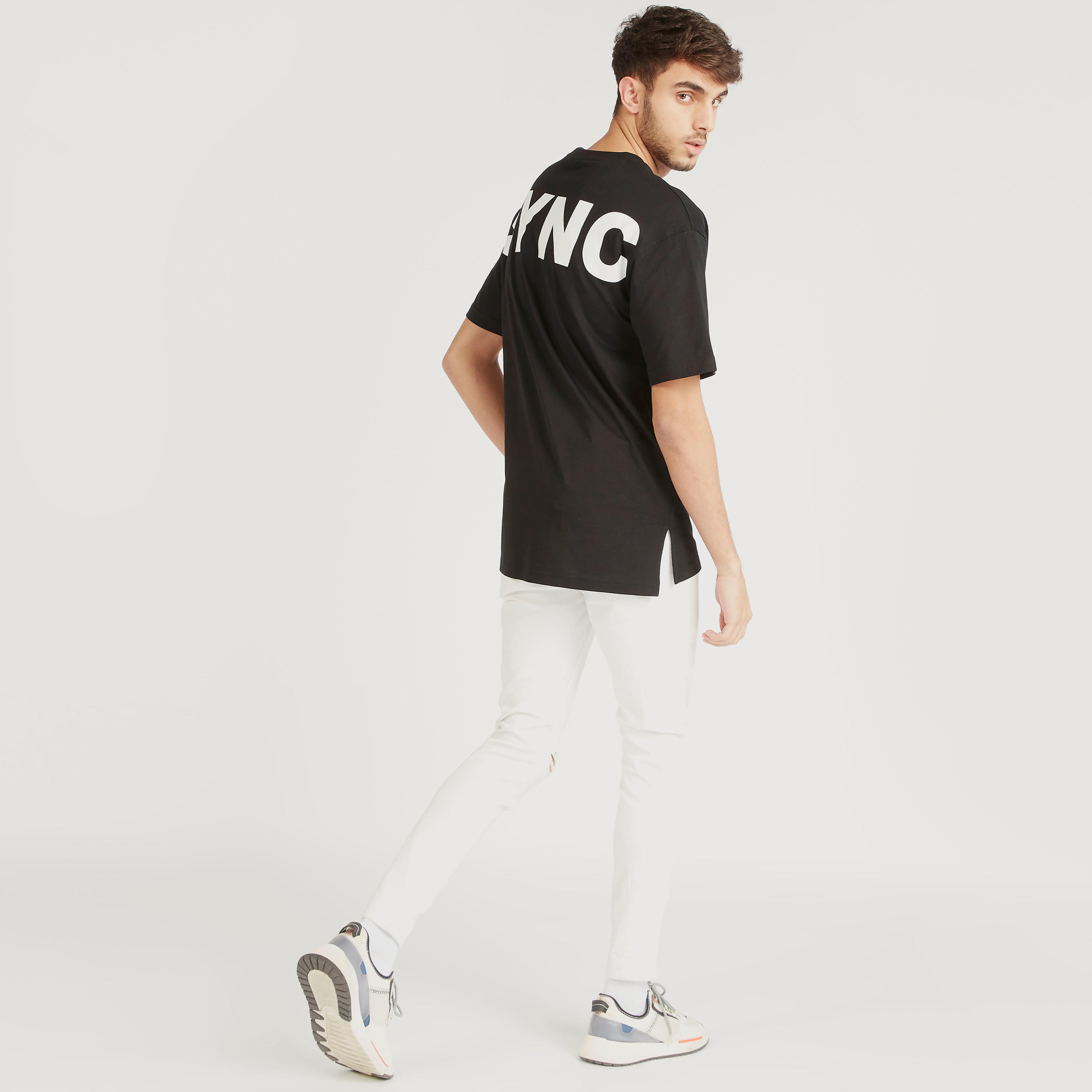 تيشيرت بياقة ضيّقة وأكمام قصيرة وطبعات-men-clothing-tshirtsandpolos-tshirts-image-4