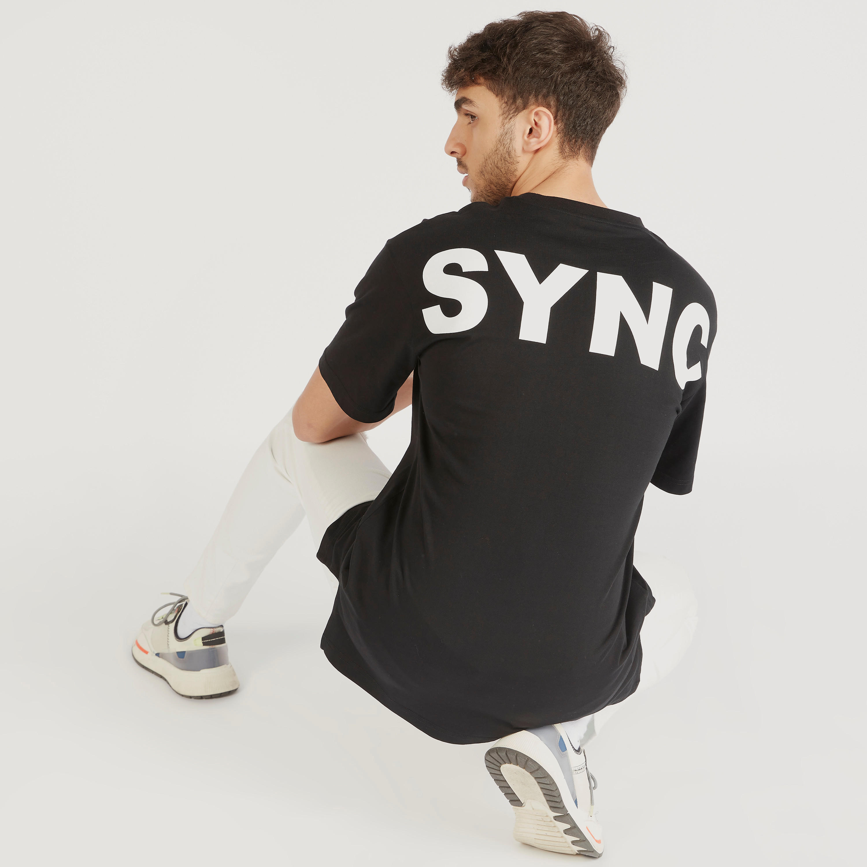 تيشيرت بياقة ضيّقة وأكمام قصيرة وطبعات-men-clothing-tshirtsandpolos-tshirts-image-2