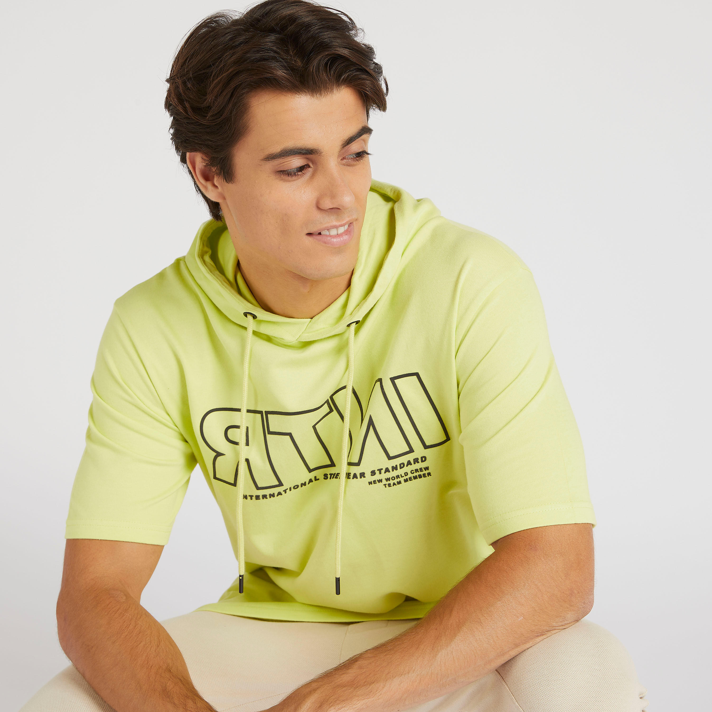 تيشيرت بقبعّة بأكمام قصيرة وطَبعات-men-clothing-tshirtsandpolos-tshirts-image-5