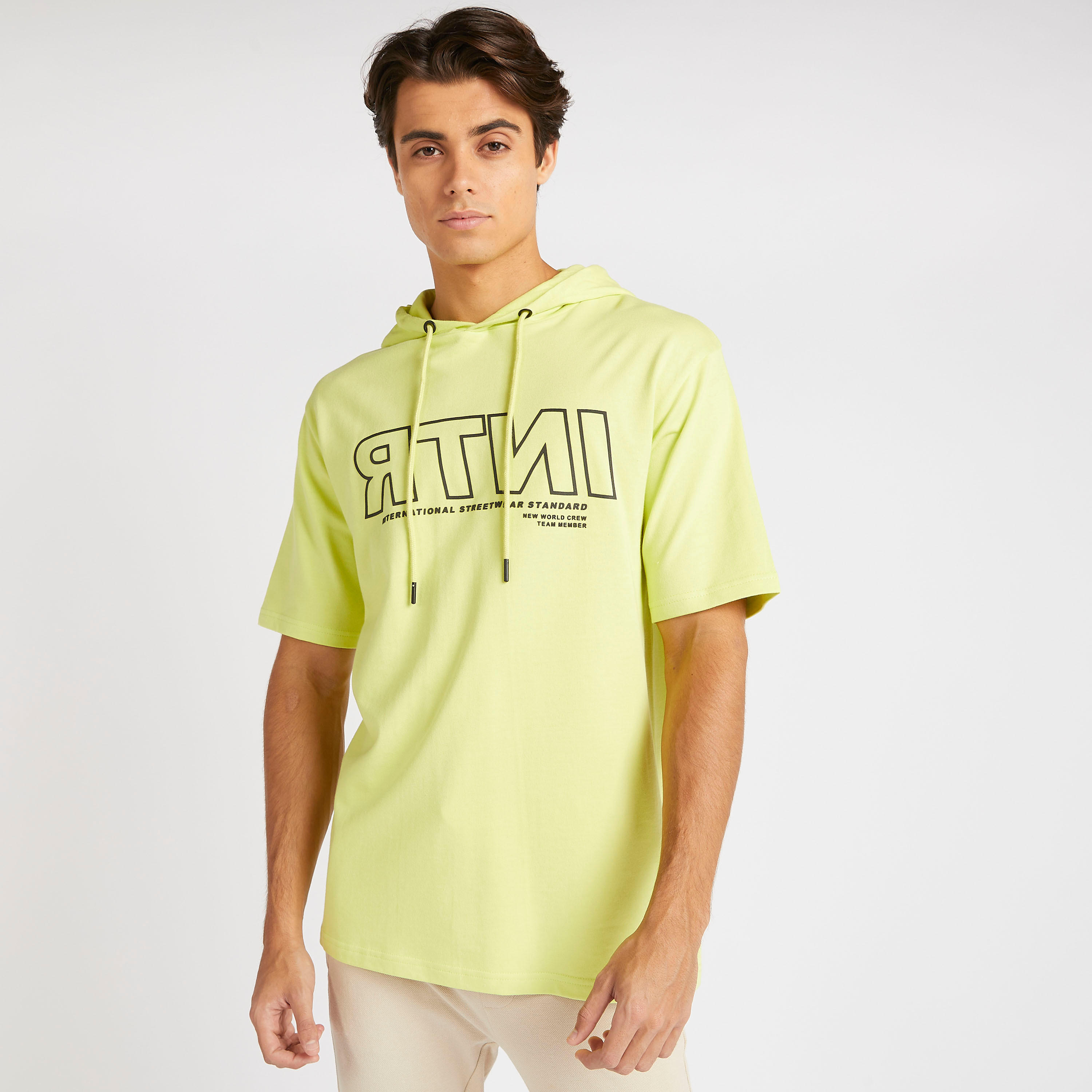 تيشيرت بقبعّة بأكمام قصيرة وطَبعات-men-clothing-tshirtsandpolos-tshirts-image-2