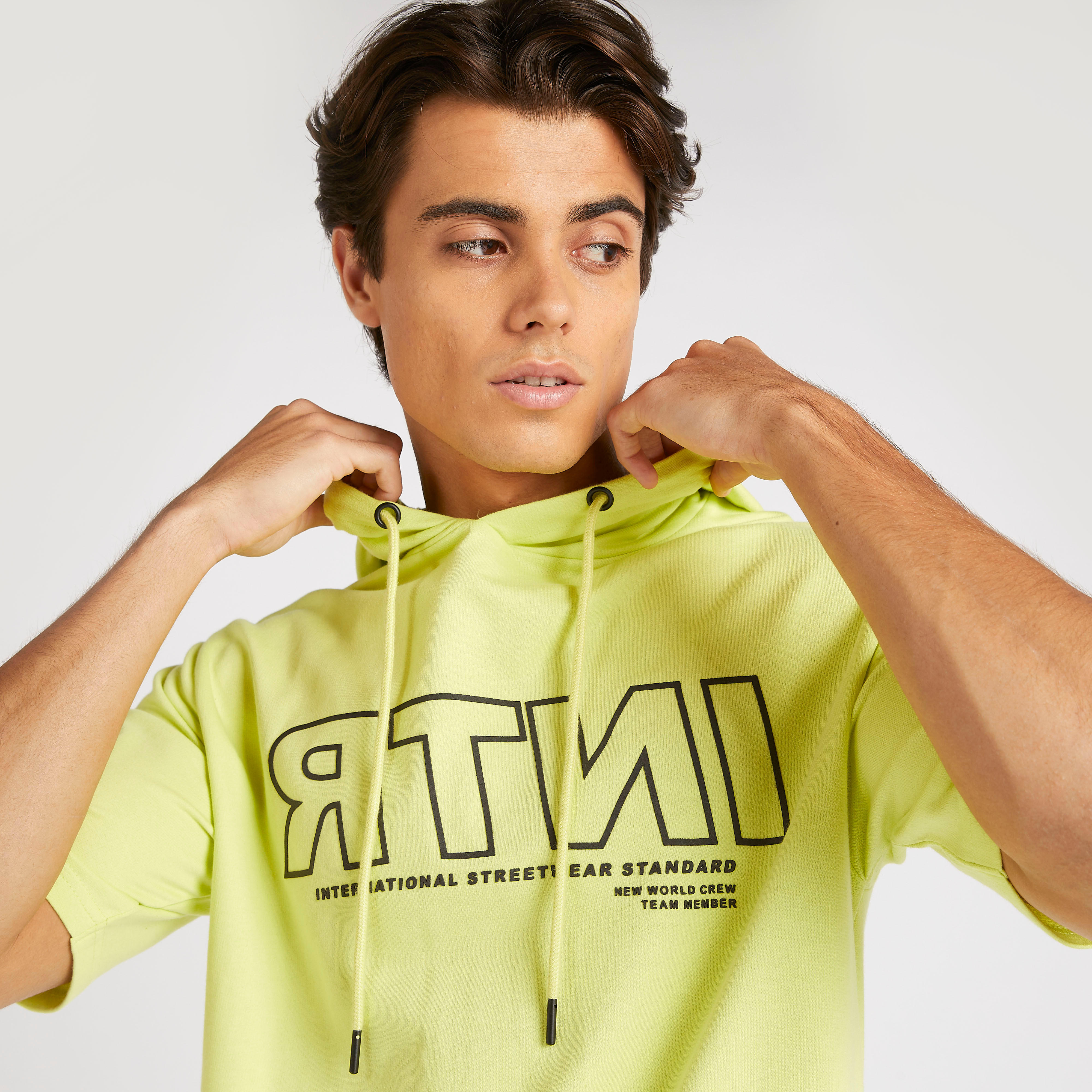 تيشيرت بقبعّة بأكمام قصيرة وطَبعات-men-clothing-tshirtsandpolos-tshirts-image-1