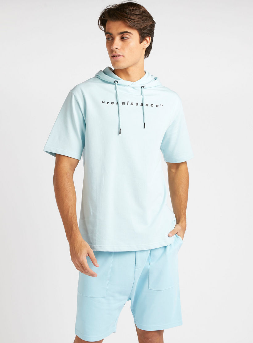 تيشيرت بقبعّة وأكمام قصيرة وطَبعات-men-clothing-tshirtsandpolos-tshirts-image-5
