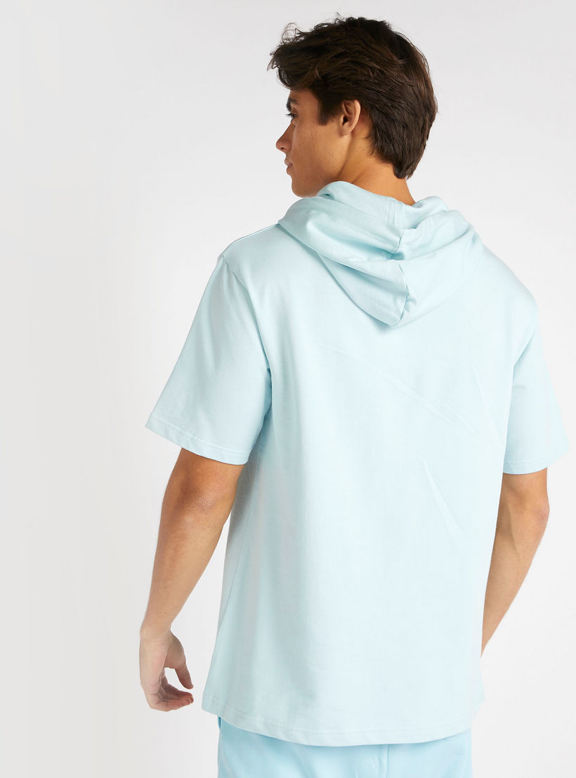 تيشيرت بقبعّة وأكمام قصيرة وطَبعات-men-clothing-tshirtsandpolos-tshirts-image-2