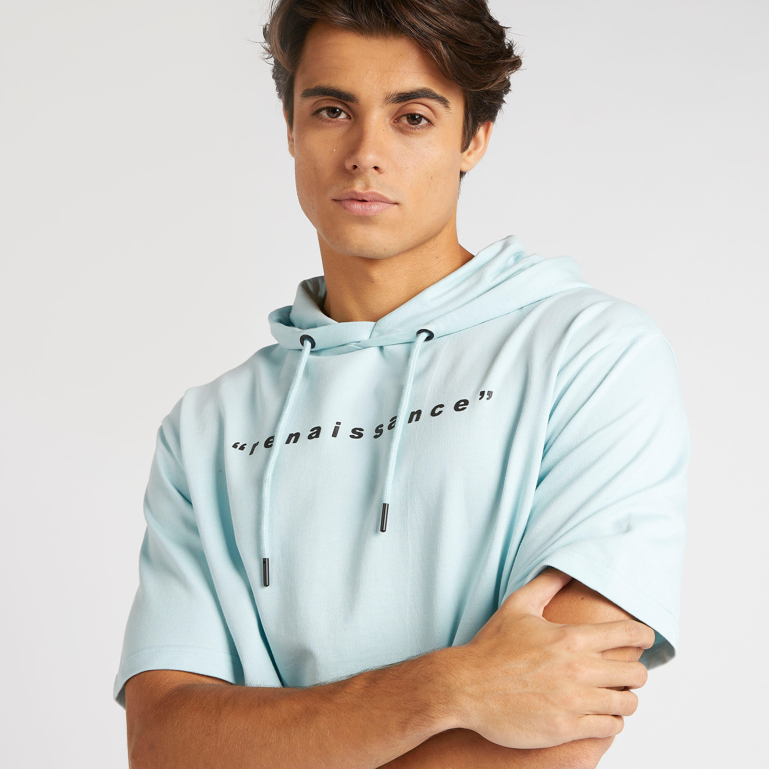 تيشيرت بقبعّة وأكمام قصيرة وطَبعات-men-clothing-tshirtsandpolos-tshirts-image-1