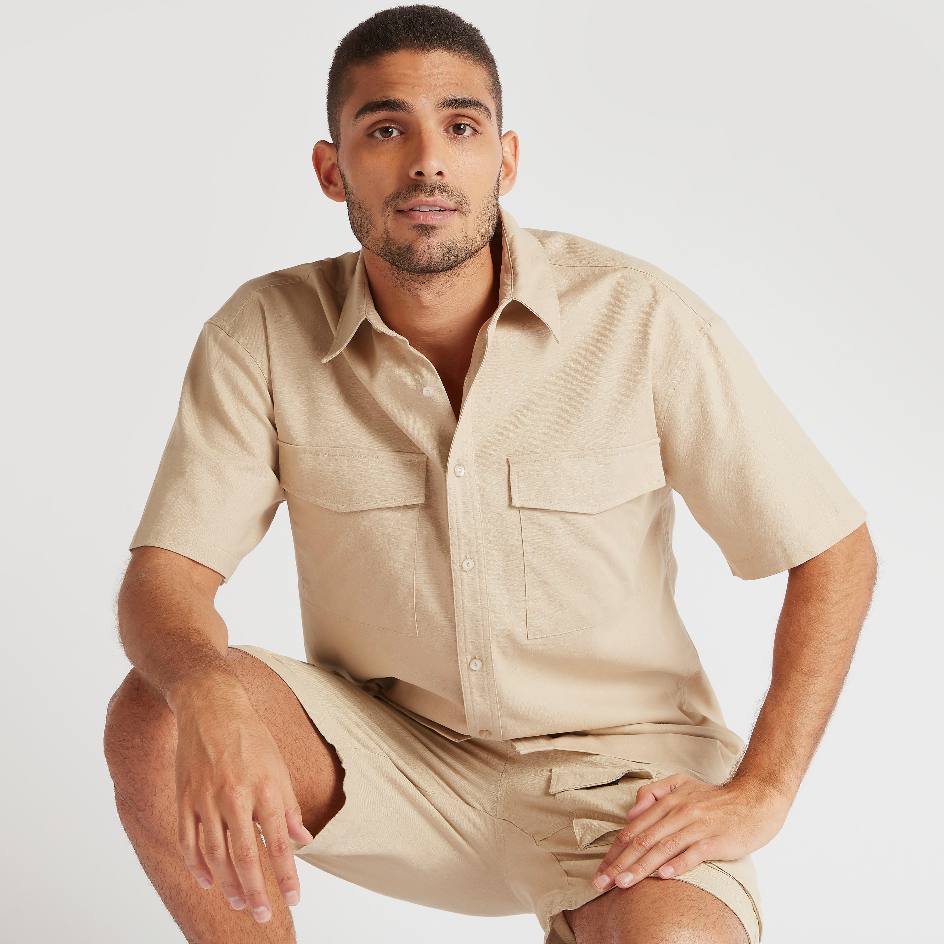 قميص سادة بقصّة مريحة وأكمام قصيرة وجيوب-men-clothing-shirts-image-5