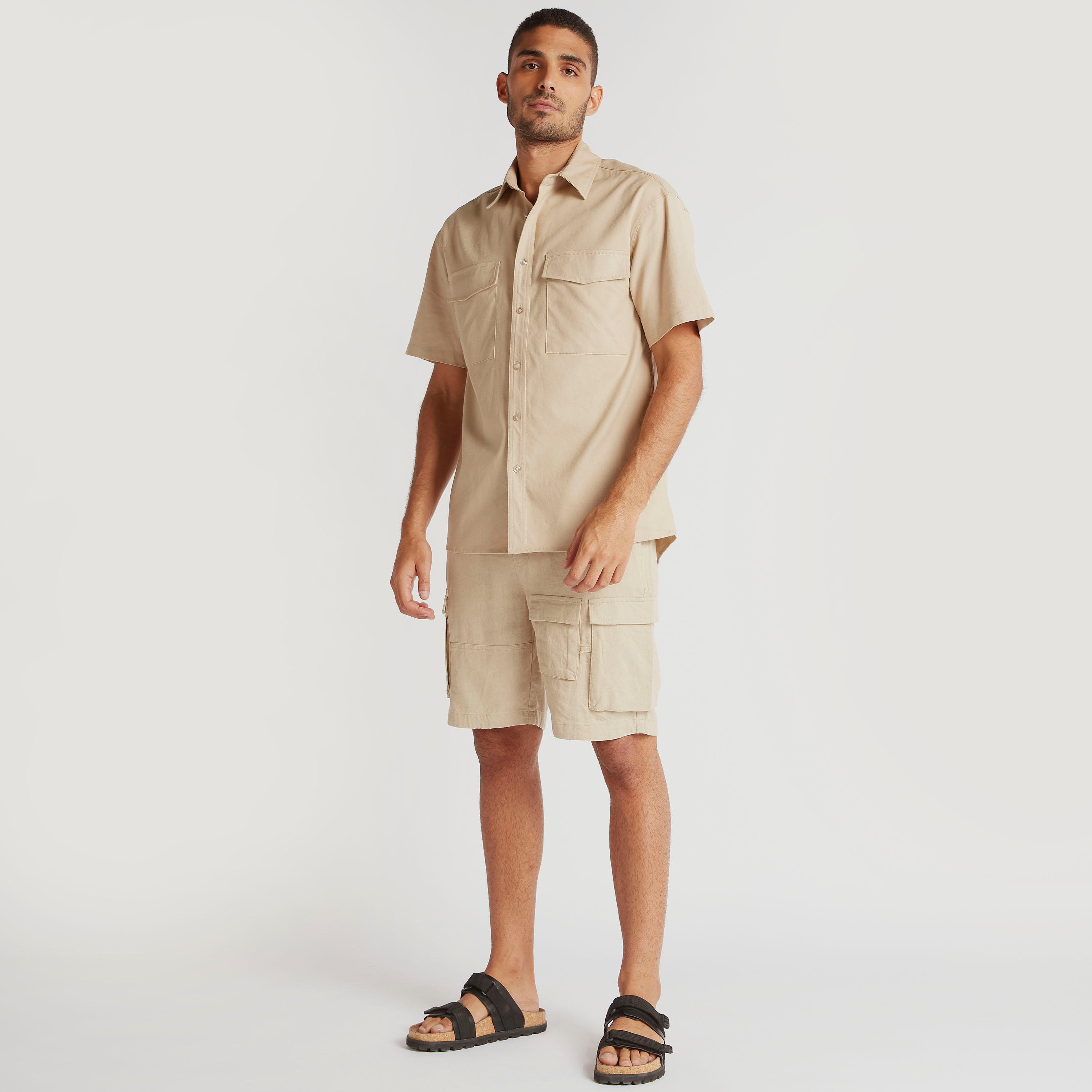 قميص سادة بقصّة مريحة وأكمام قصيرة وجيوب-men-clothing-shirts-image-4